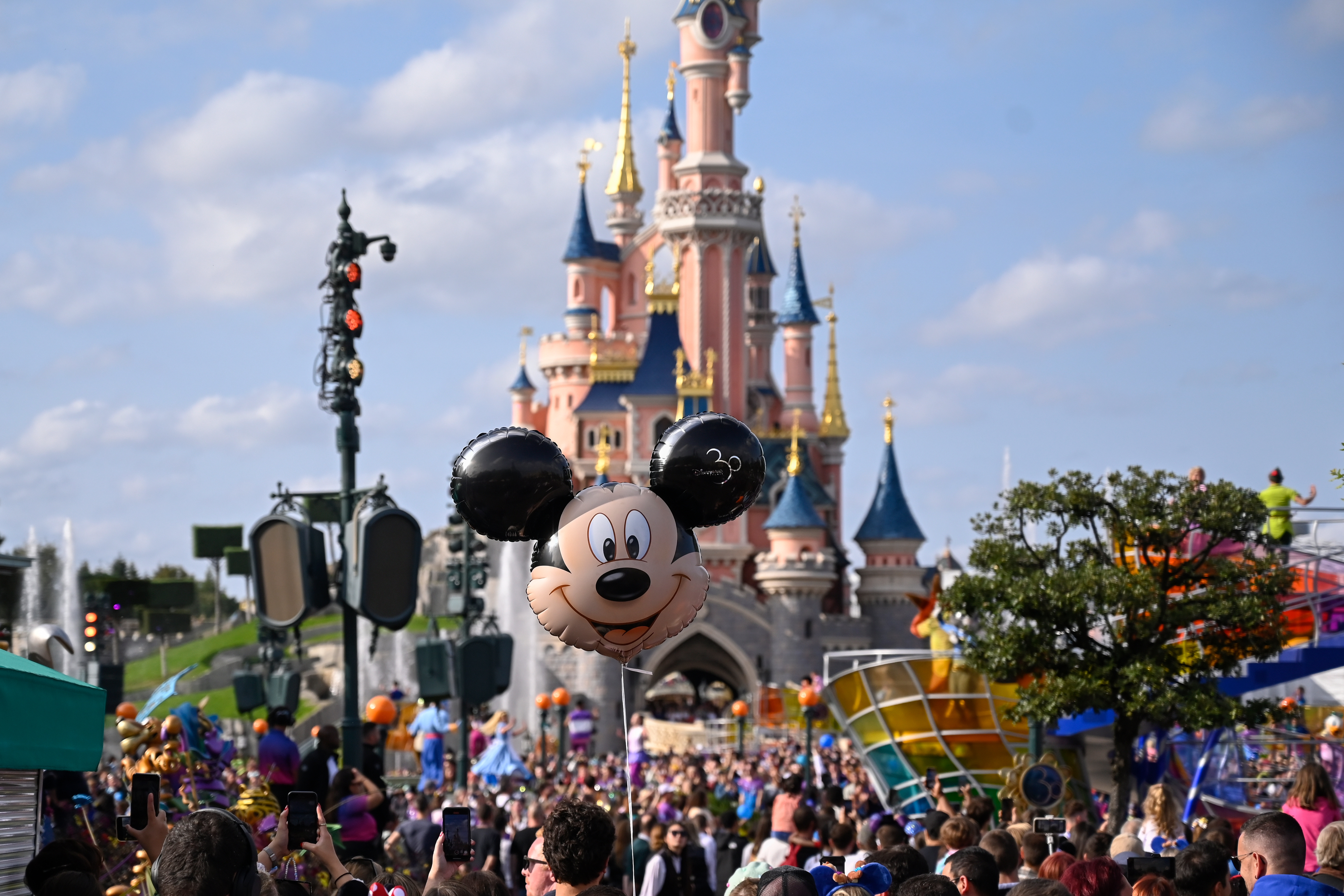 Egy &quot;aprócska&quot; hiba: több száz EP-képviselőt vittek tévedésből Disneylandbe