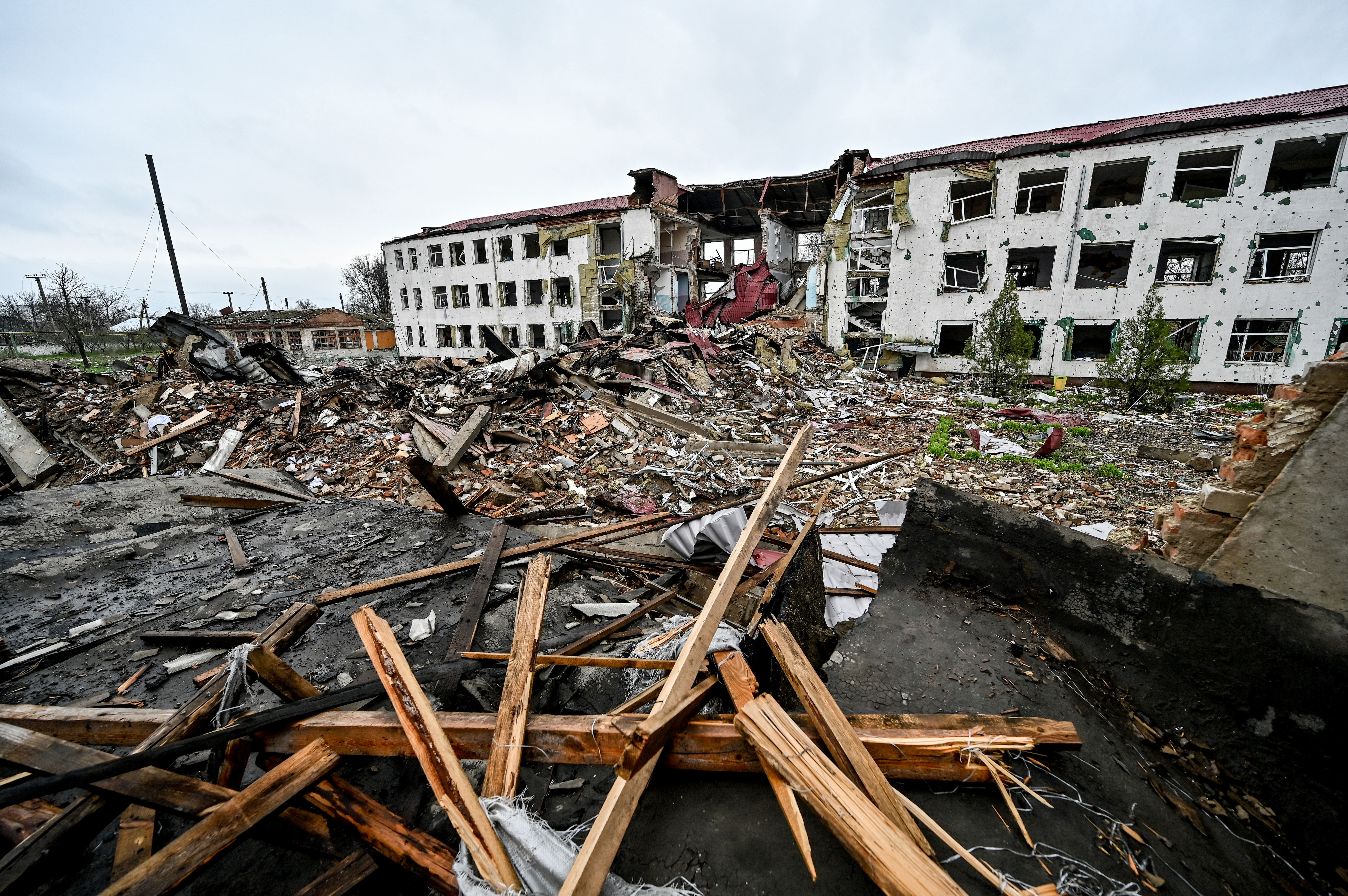 Harckocsikkal és drónokkal is nyomulnak az oroszok Ukrajna szerte: összedőlt házak és civil áldozatok maradnak támadások után
