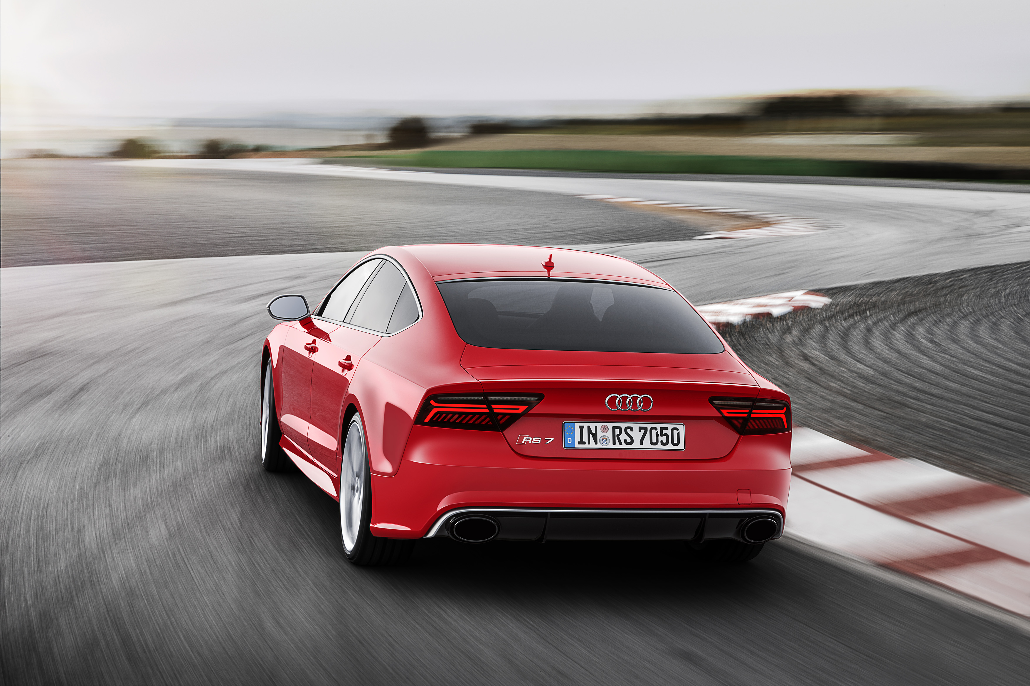 W audi RS 7 sportback seryjnie montowane jest sportowe zawieszenie pneumatyczne adaptive air suspension. Kierowca może wybrać jeden z czterech trybów: comfort, auto, dynamic i individual.
