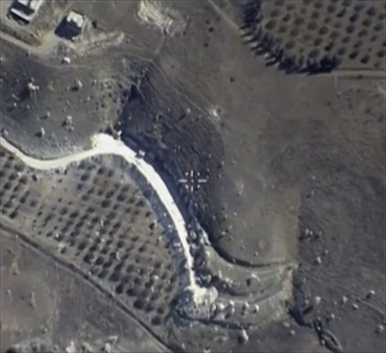 Kadr z filmu nagranego z pokładu rosyjskiego myśliwca, pokazujący bombardowania w Syrii