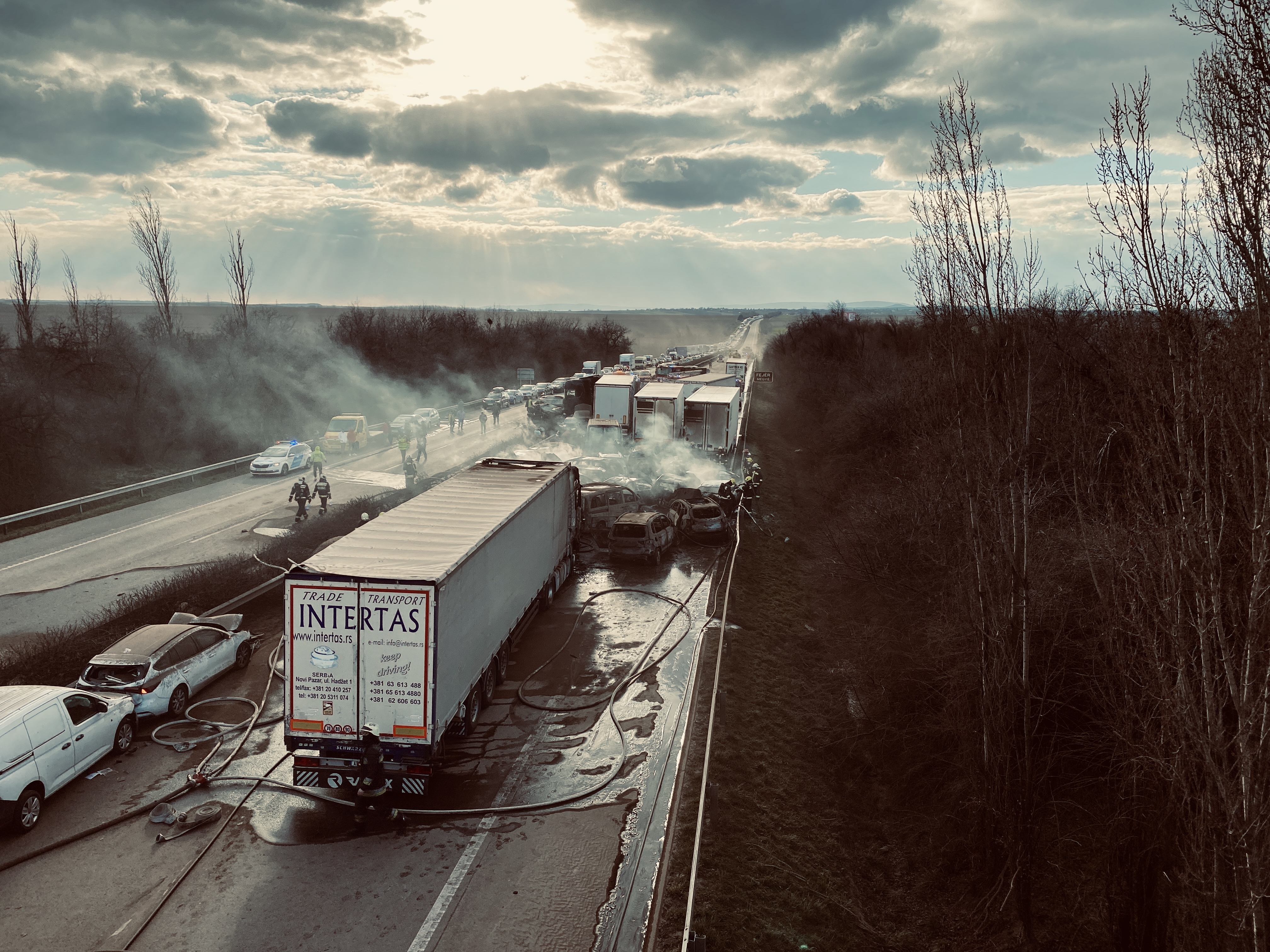 Így élte túl a véres poklot az M1-es autópályán a magyar rockzenész és családja: "Folyamatosan azon jár az agyam, hogyan úszhattuk meg"