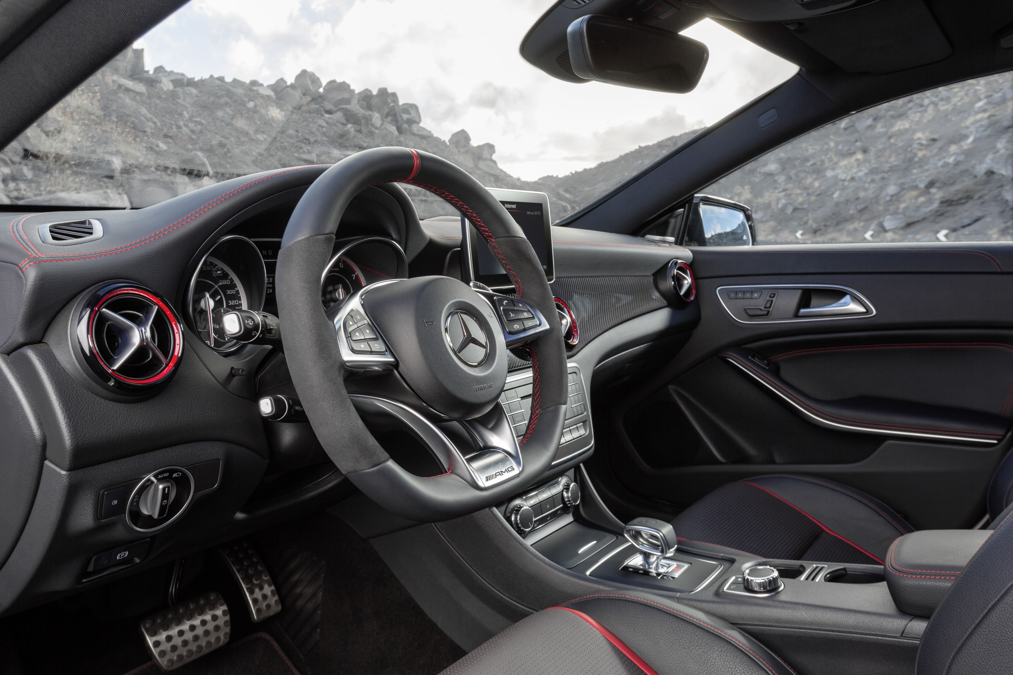 W układzie napędowym CLA 45 AMG Shooting Brake zastosowano 7-biegową, sportową przekładnię dwusprzęgłową AMG SPEEDSHIFT DCT z trzema trybami pracy (w tym czasowy tryb „M”, znany z najnowszego mercedesa-AMG GT) i funkcją podwójnego wysprzęglenia oraz napęd na obie osie AMG Performance 4MATIC, który rozdziela moment obrotowy między osiami w stosunku od 100:0 do 50:50.