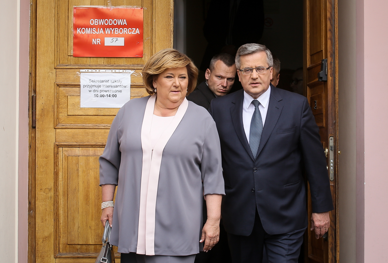 Małżonka urzędującego prezydenta nie zaskoczyła wyborem stroju - postawiła na sprawdzony krój garsonki. Co więcej: w tym samym zestawie występowała już kilka dni temu - przy okazji obchodów święta 3 maja.
