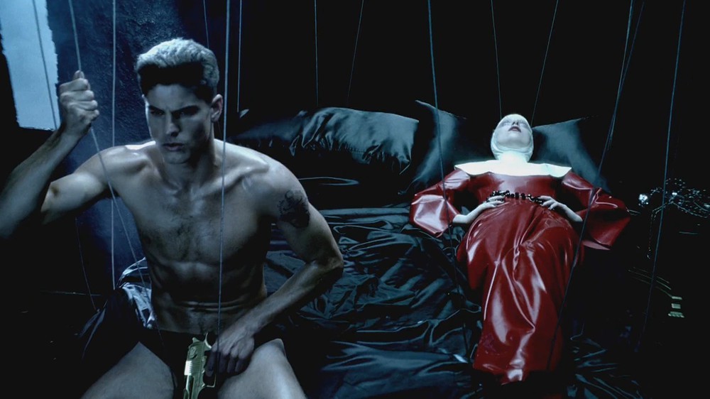 Lady Gaga w na planie teledysku Alejandro