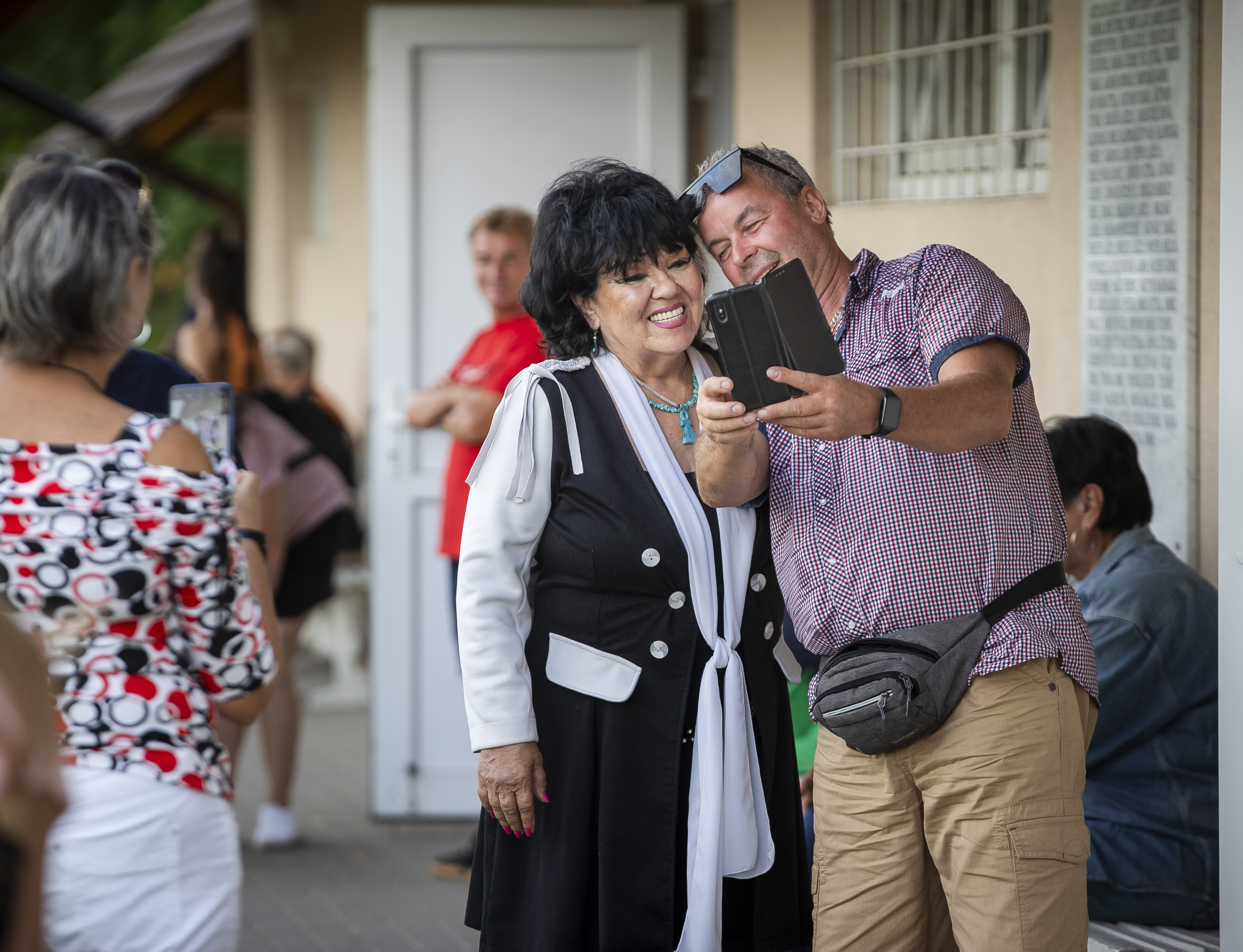 Dolly hírnevén nem csorbított az állatkínzási botrány, a rajongói most is özönlenek a színpad elé – fotók, videók