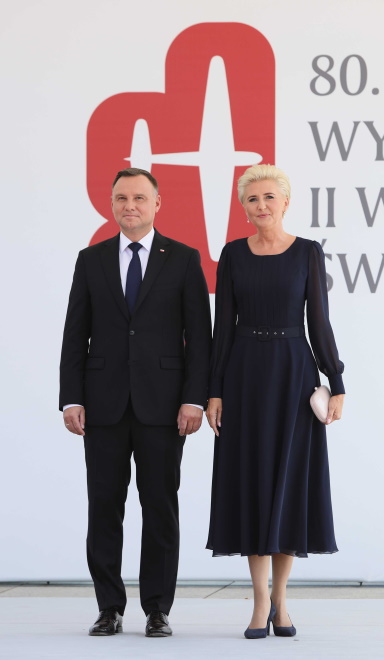 ... Szukając powodów, które zadecydowały o wyborze tego stroju, domyślamy się, że polska pierwsza dama została niejako zaskoczona przez pogodę. Kreacja, którą na dziś przewidziała, była pewnie wybierana z myślą o niższym temperaturach w końcówce lata, a nie dało się jej zmienić