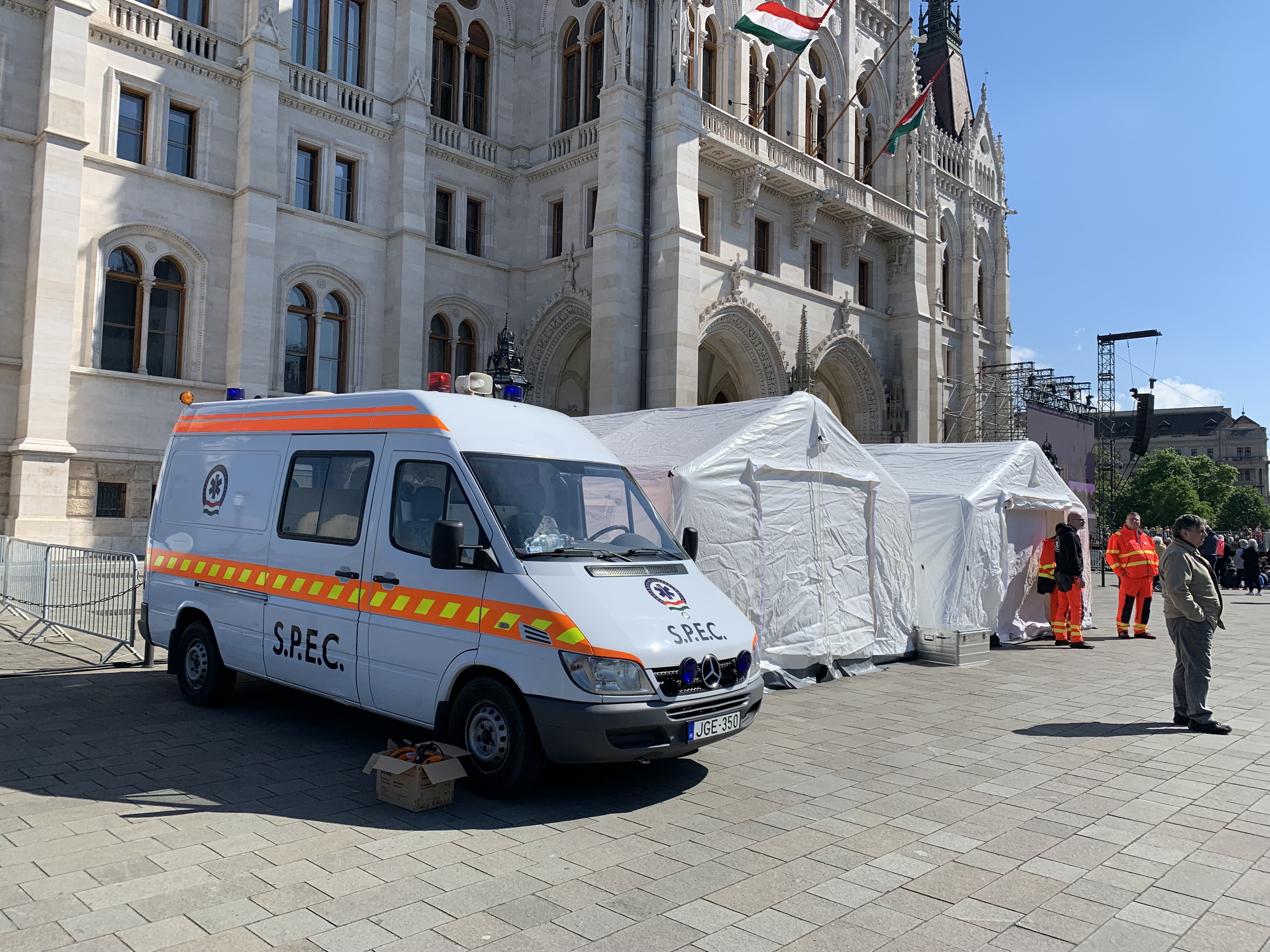Hordágyon vittek el egy nőt a tömegből Ferenc pápa szentmiséjén – videó