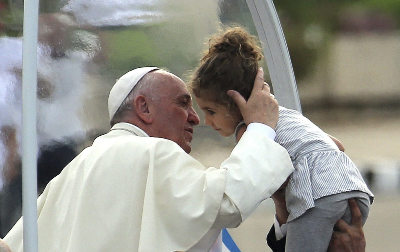 Papież Franciszek wita się z dzieckiem na Kubie