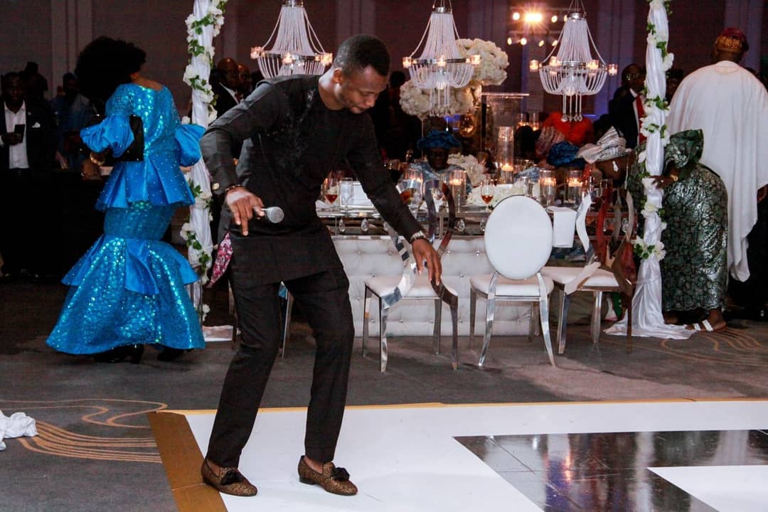 Get an entertaining MC for your wedding reception [Instagram/ Emmaohmagod]