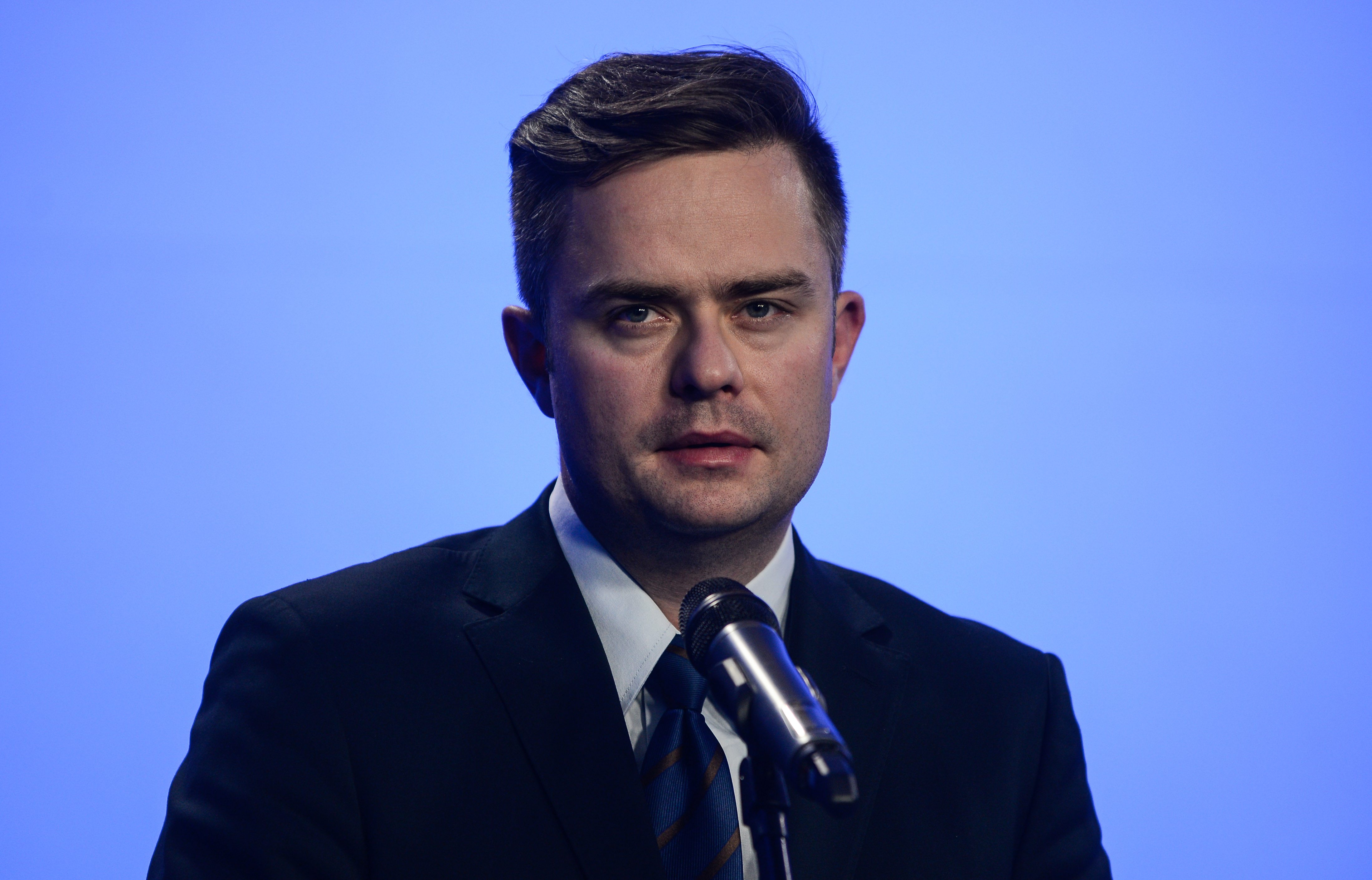 Im więcej dni mijało od publikacji tabloidu, tym więcej faktów wypływało, które Adama Hofmana stawiały w niekorzystnym świetle. Wystarczy np. przyjrzeć się historii jego rozliczeń za przejazdy samochodowe związane z pracą w Zgromadzeniu Parlamentarnym Rady Europy. Choć Hofman wziął udział tylko w sześciu głosowaniach na sali plenarnej, to z Kancelarii Sejmu na podróże pobrał około 64 tysiące złotych, wynika z informacji ”Newsweeka”. Były rzecznik PiS odbył 25 wyjazdów na posiedzenia Zgromadzenia i jego komisji. W większości przypadków rozliczał podróże samochodowe. Tygodnik przypomina, że w przypadku ostatniej podróży do Madrytu wyszło też na jaw, że Hofman wraz z dwoma innymi posłami PiS pobrał zaliczkę na wyjazd autem, a w rzeczywistości poleciał tanimi liniami lotniczymi Ryanair – w ten sposób chciał zainkasować sporą sumę refundującą koszty takiej podróży, a dzięki zakupom biletów, zaoszczędzić na drobne wydatki już na wyjeździe. Marszałek Sejmu Radosław Sikorski już zapowiedział kontrolę, która ma wykazać, czy w przypadku innych podróży dochodziło do podobnych sytuacji.