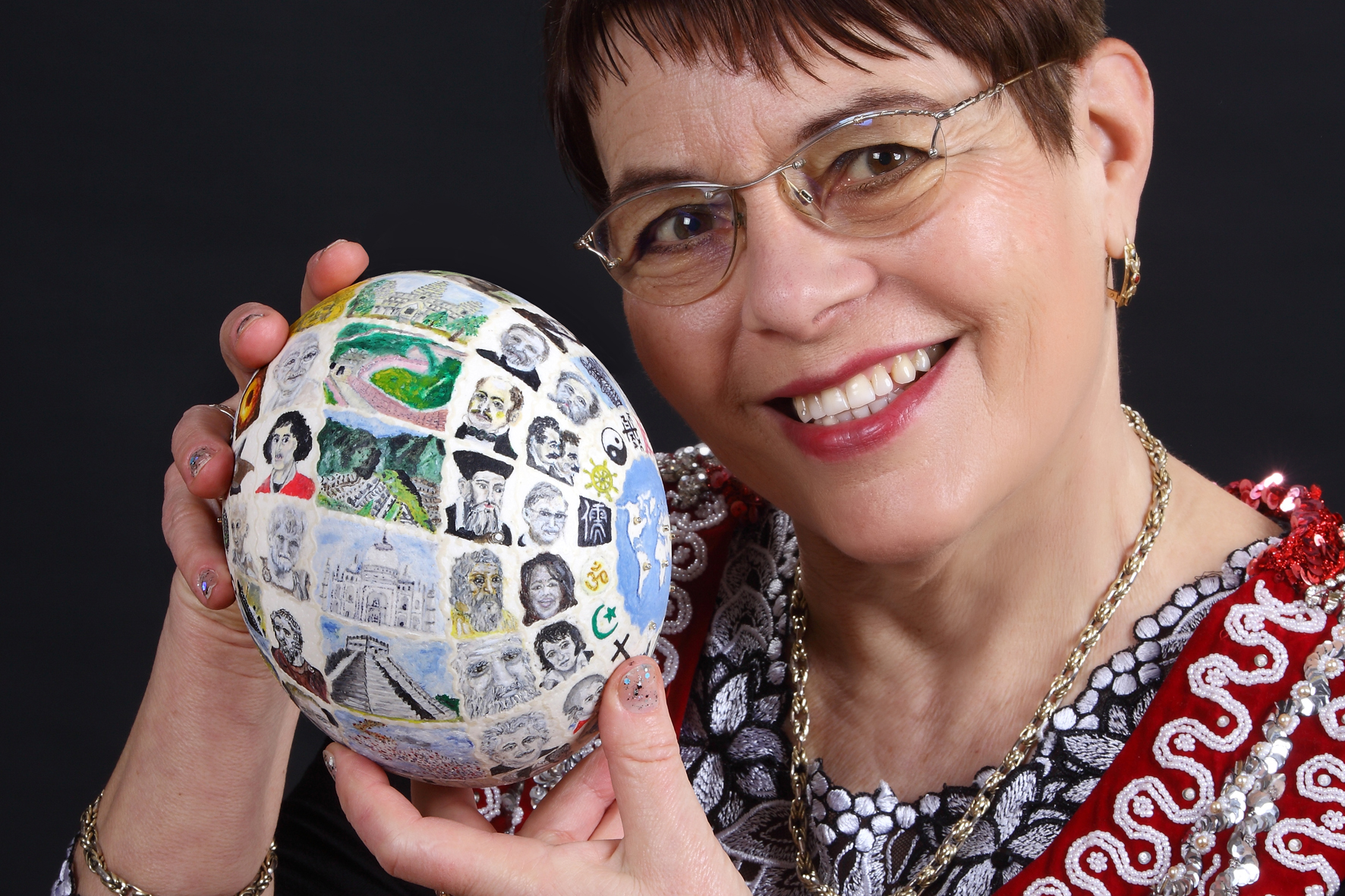 Ilyet még biztosan nem látott: az egész világnak készítette a legújabb különleges tojását „az ország nyuszija” – fotó