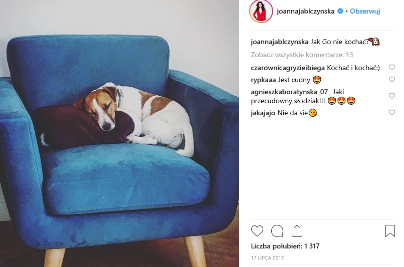 Aktorka nie boi się sięgać po modne ostatnio dodatki – fotel utrzymany w soczystych kolorach czy np. pleciony koc.