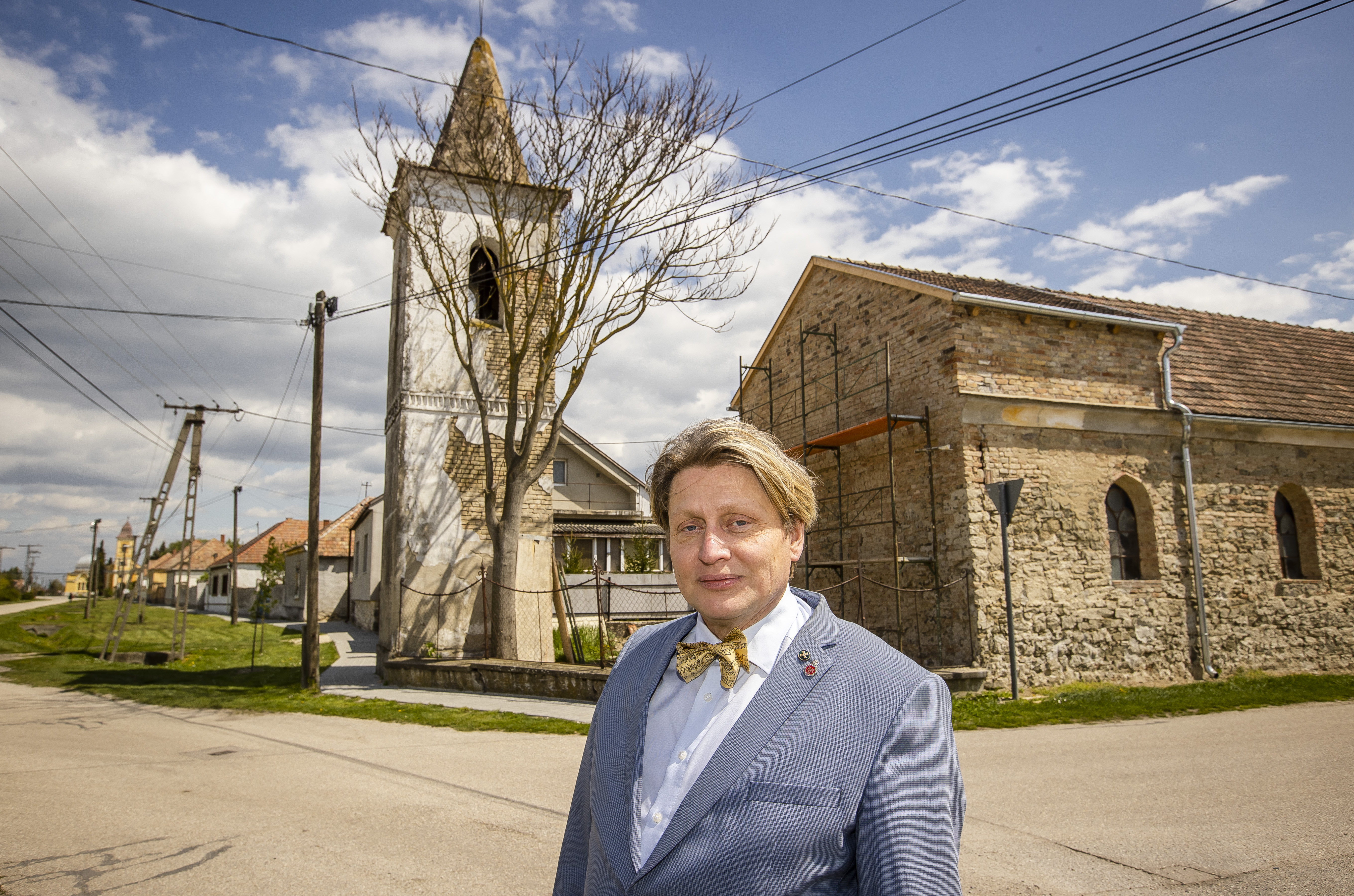 Varnus Xavér emléket állít elhunyt öccsének a templomában