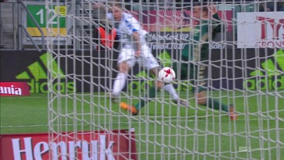Śląsk - Lech (2:0): Zaskakujący, sprytny strzał Nielsena, ale Wrąbel czujny na linii. Coraz pewniejsza gra 21-latka