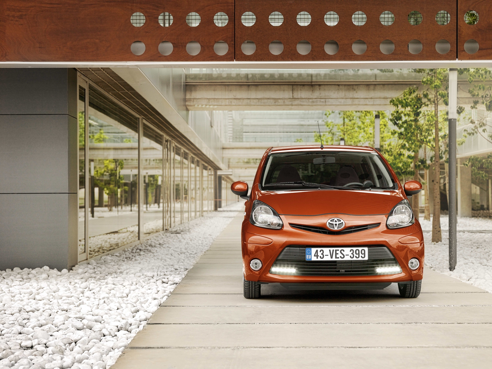 Toyota do końca marca 2013 roku sprzedała w Polsce 168 sztuk modelu aygo (spadek o 17,65 proc.). Cena od 31 200 zł za wersję 3d