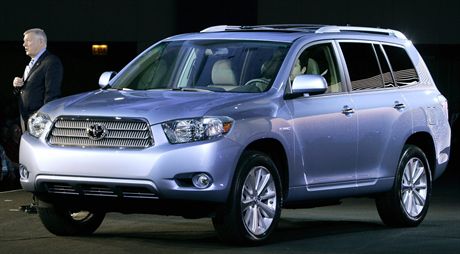 Donald V. Esmond, Senior Vice-president Automotive Operations Toyota unveils the 2008 Toyota Highlander during the Chicago Auto Show in Chicago, Wednesday, Feb. 7, 2007. (AP Photo/Charles Rex Arbogast)