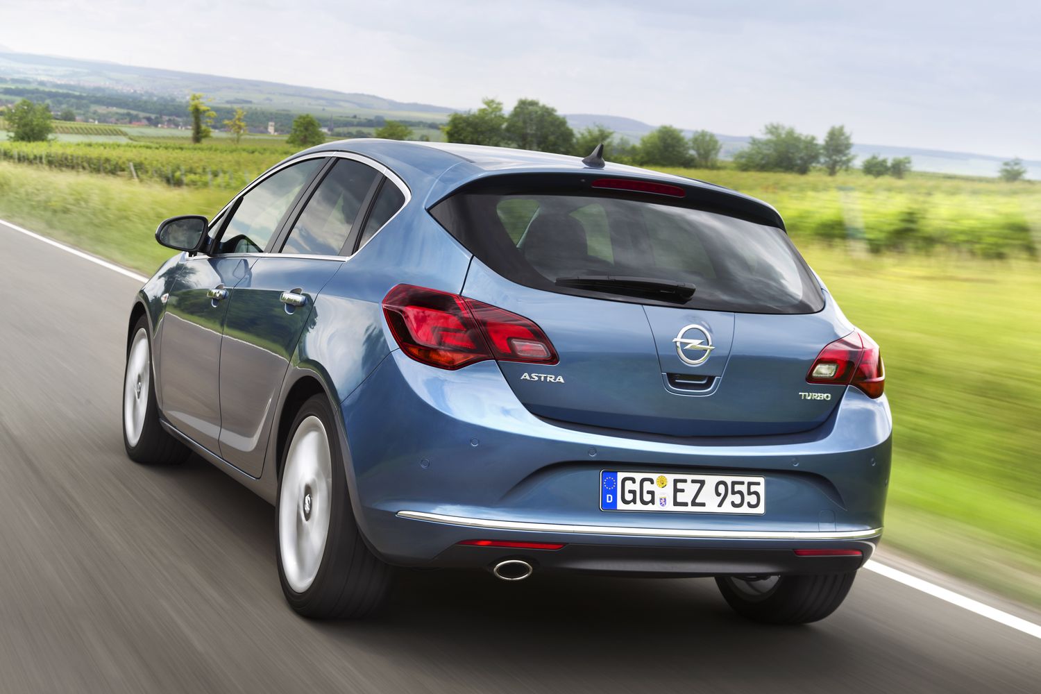 Turbobenzynowe serce 1.4/140 KM dostanie funkcję overboost. To dzięki niej moment obrotowy skoczy chwilowo z 200 do 220 Nm - będzie jak znalazł przy wyprzedzaniu. Na pokładzie pojawią się: system kamer przednich Opel Eye drugiej generacji z systemem rozpoznawania znaków drogowych (TSA II), funkcja ostrzegania o niekontrolowanej zmianie pasa (LWD), wskaźnik odległości do pojazdu poprzedzającego (FDI)oraz system ostrzegania przed kolizją (FCA)