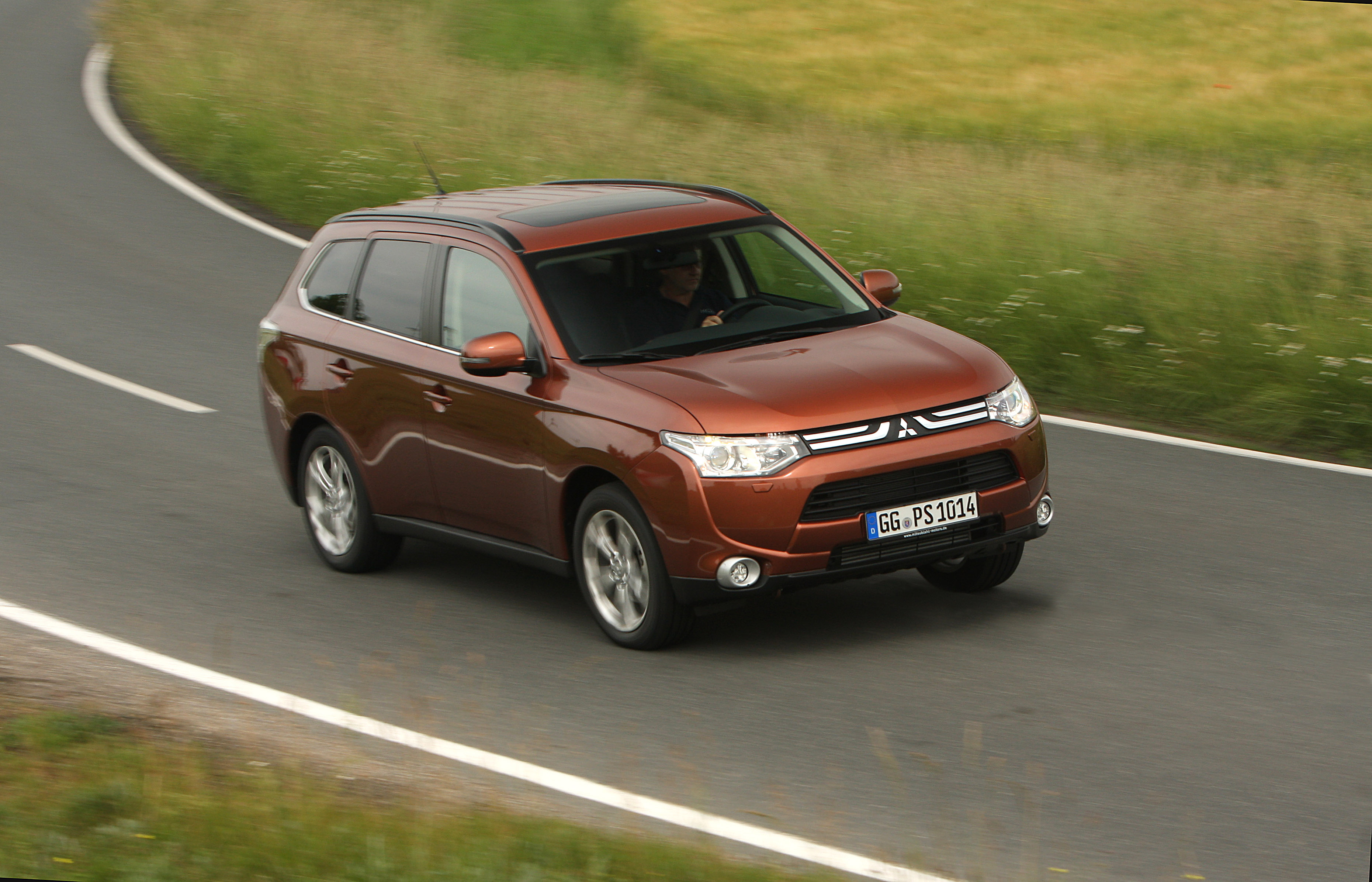 O bezpieczeństwo na drodze zadba rój elektronicznych gadżetów (na liście jest system Forward Collision Mitigation - zabezpieczenie przed kolizją, system Lane Departure Warning - ostrzega przed niezamierzoną zmianą pasa ruchu, Active Cruise Control - utrzyma dystans o auta jadącego przed outlanderem itp.).