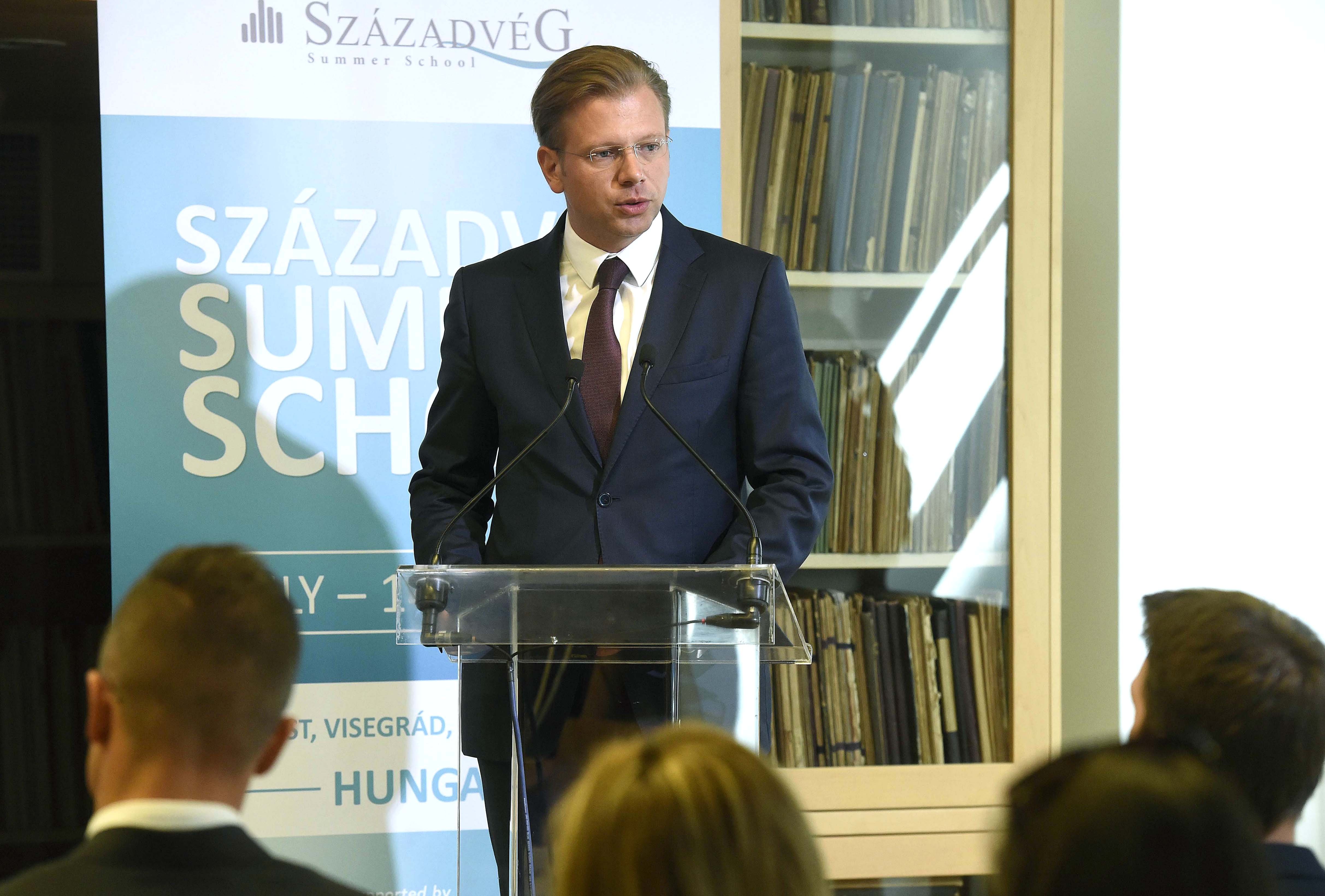 Ő lett a második kulcsvezető a honvédelem élén pár napon belül: Teológus irányítja a katonai nemzetbiztonsági szolgálatot