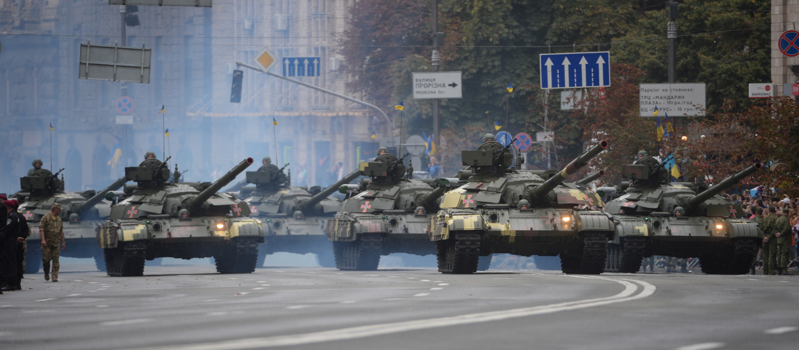 W paradzie wzięło udział także ponad 200 pojazdów wojskowych, w tym czołgi, transportery opancerzone, haubice i wyrzutnie rakietowe. Oddzielną kolumną przed zgromadzonymi przeszli weterani walk z prorosyjskimi separatystami w Donbasie.