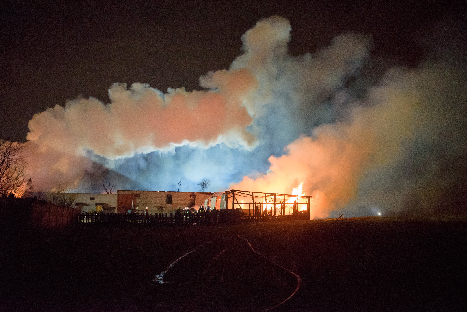 Na miejscu działało ok. 50 jednostek straży pożarnej, ok. 160 strażaków a także pogotowie energetyczne, pogotowie gazowe, ratownicy medyczni i policja.
Zgłoszenie o zdarzeniu wpłynęło do straży pożarnej tuż po północy. Pierwsze informacje, które spływały do strażaków dotyczyły rzekomego pożaru stacji paliw. Łuna była widoczna w promieniu kilkudziesięciu kilometrów. Płomienie sięgały kilkunastu metrów. W miejscu rozszczelnienia powstał kilkudziesięciometrowy rów.