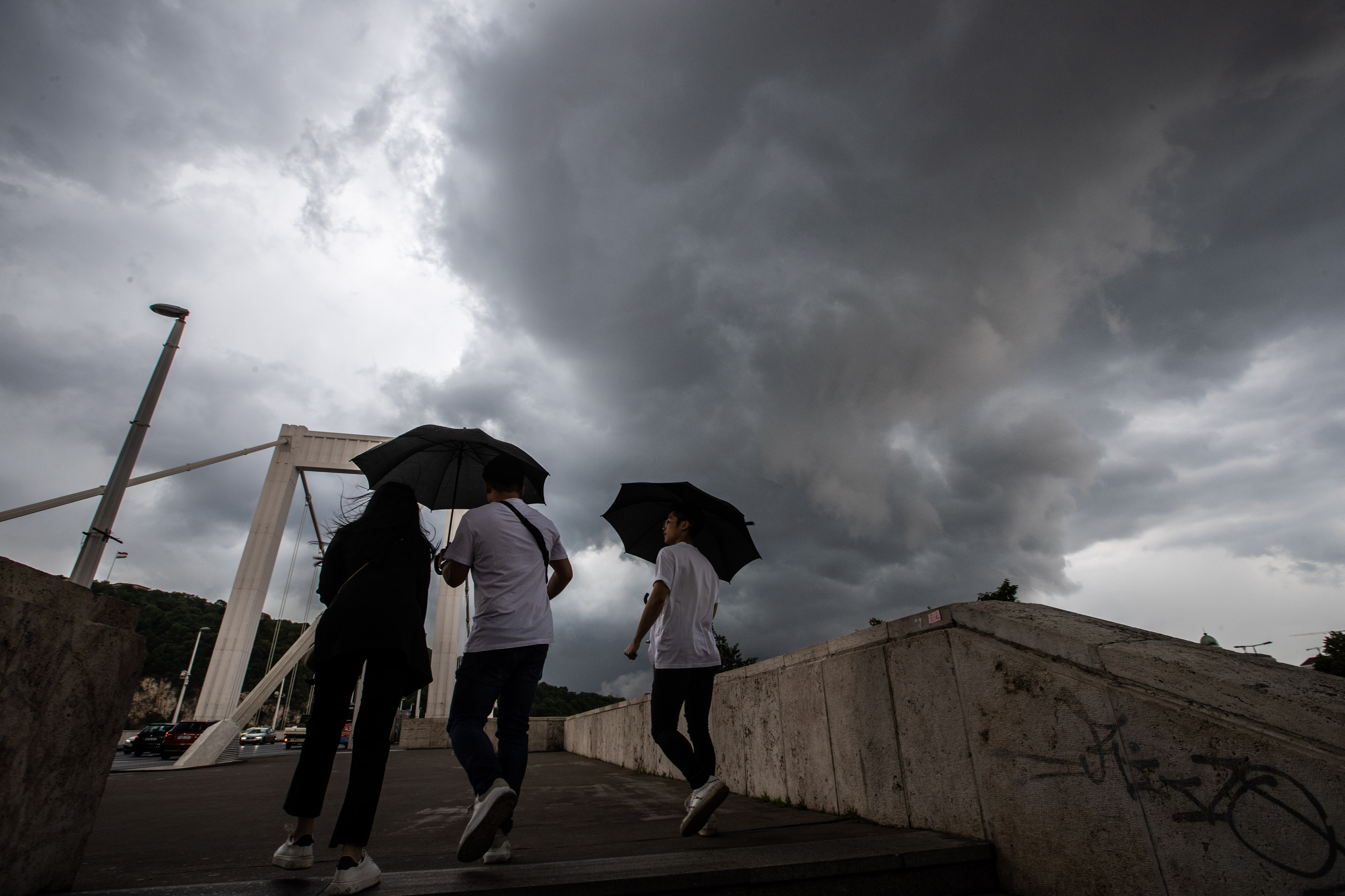 Időjárás: már a fél országra kiadták a riasztást –  Jéggel, szálviharral érkezik a lehűlés