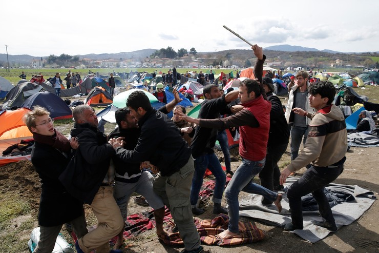 Tuča, očaj... Reakcija nekih od migranata kada su čuli loše vesti o zatvaranju granica. Veoma brzo je došlo do sukoba mišljenja, a potom i tuče.