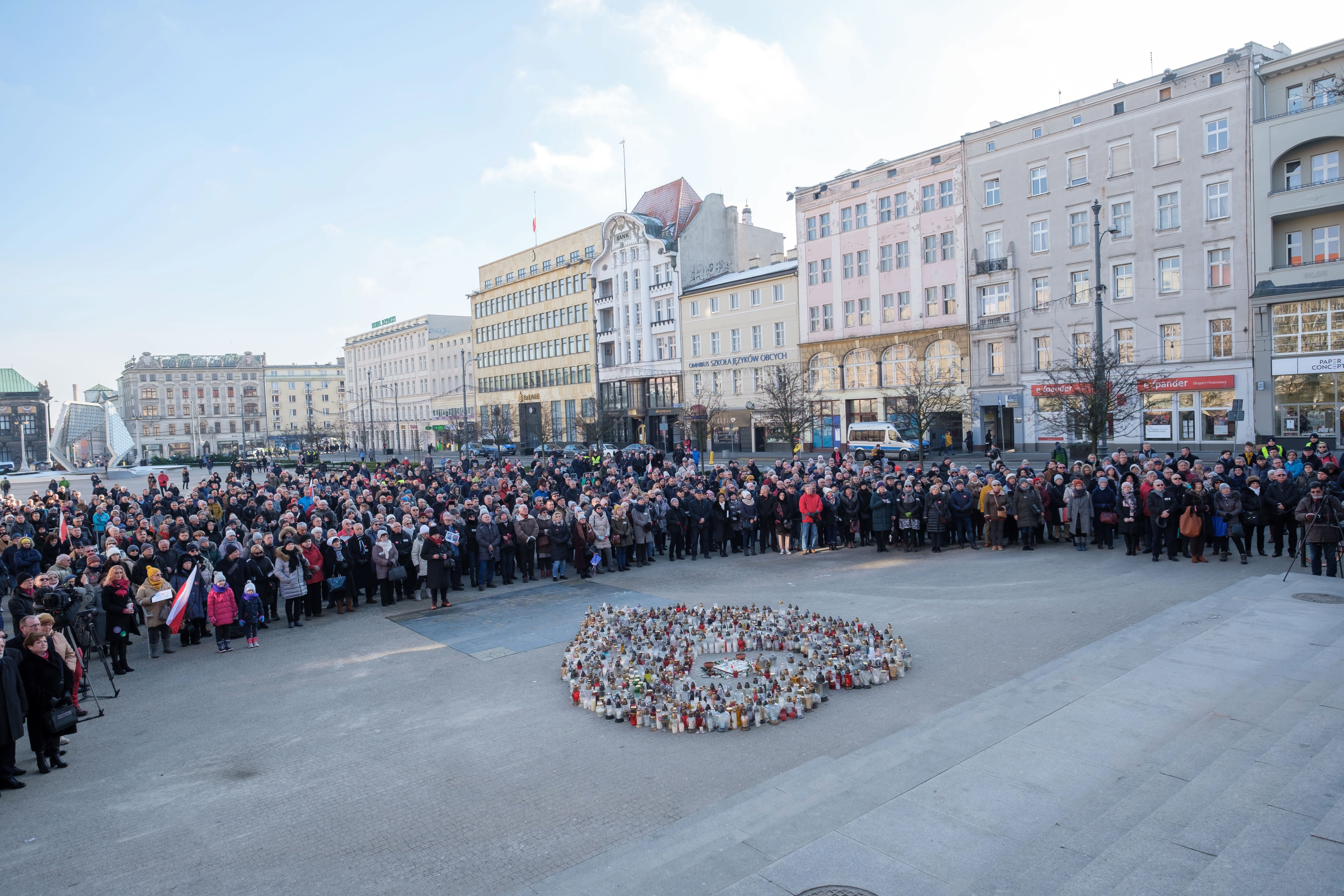 Mieszkańcy Poznania zebrali się na Placu Wolności by obejrzeć transmisję uroczystości pogrzebowych Pawła Adamowicza. 