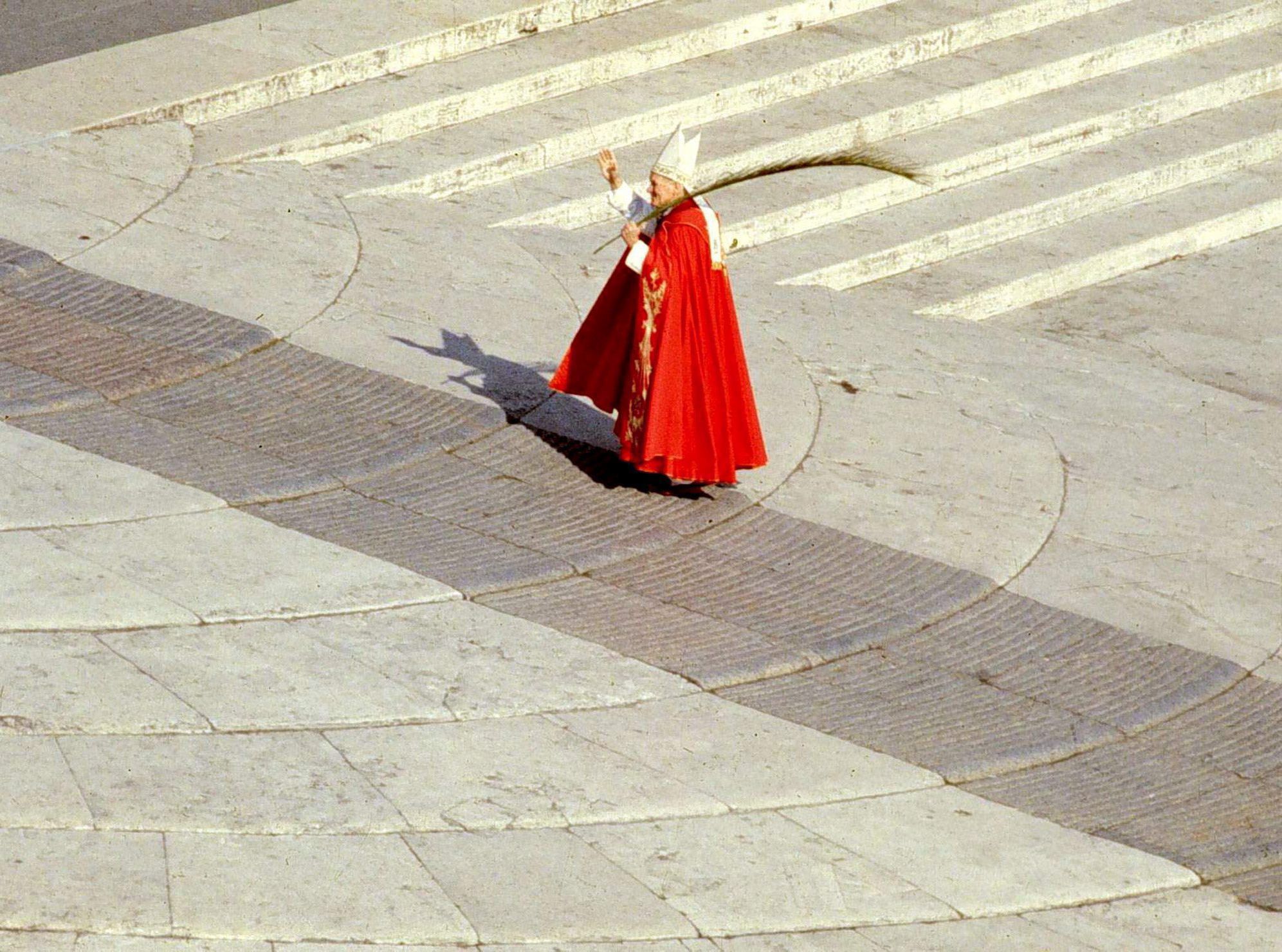 Papież Jan Paweł II sfotografowany w Watykanie (zdjęcie bez daty)
