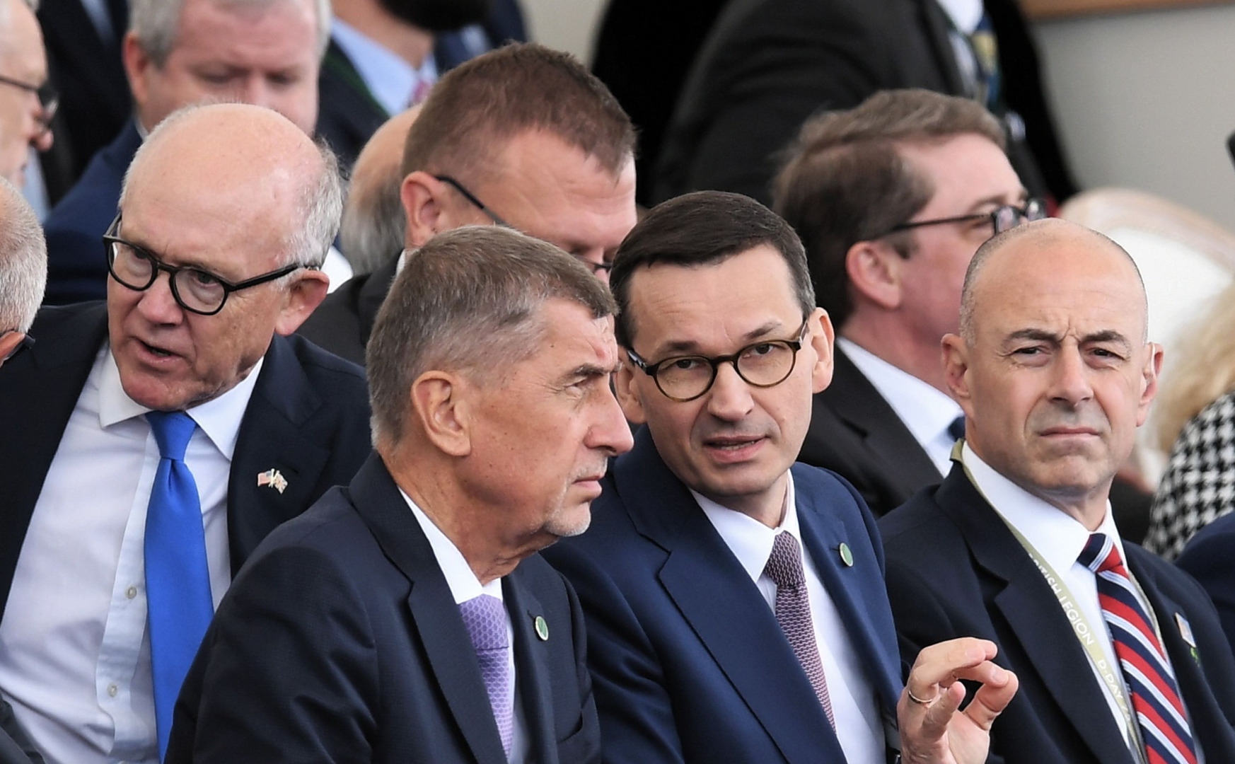 W uroczystości brało udział 15 przywódców, w tym także polski premier Mateusz Morawiecki, który wcześniej odbył krótkie spotkanie z brytyjską szefową rządu. Źródła PAP w Downing Street zaznaczyły, że rozmowa dotyczyła głównie kwestii prowadzenia wspólnej polityki bezpieczeństwa i obronności.
Przemawiając w imieniu zgromadzonych liderów - w tym także niemieckiej kanclerz Angeli Merkel, której pobyt był symbolem pojednania z Niemcami - Elżbieta II podziękowała