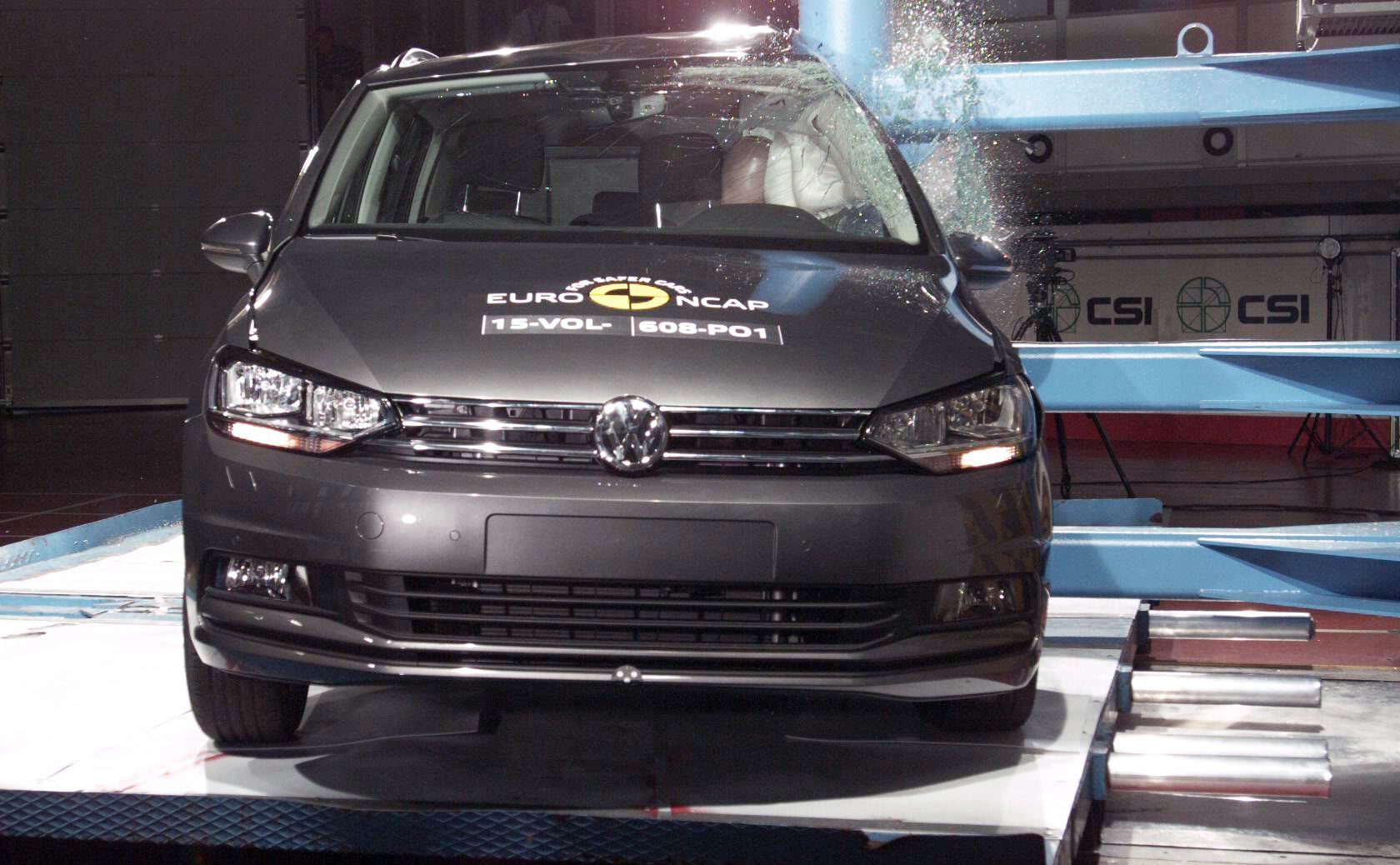Także inżynierowie Volkswagena mają powody do radości. Nowy touran nie tylko sprostał procedurze Euro NCAP uzyskując najwyższy wynik 5 gwiazdek, ale teraz został ogłoszony najbezpieczniejszym wyborem w klasie kompaktowych vanów. <br></br>Podczas badania bezpieczeństwa dorosłych pasażerów nowy touran uzyskał 88 proc. oceny maksymalnej. Także w bardzo ważnej kategorii ochrony dzieci podróżujących w samochodzie nowy rodzinny van Volkswagena, zarówno w wersji pięcio- jak i siedmiomiejscowej, uzyskał bardzo dobre wyniki. Dzięki seryjnym mocowaniom ISOFIX i uchwytom top tether, służącym do montowania w aucie fotelików dziecięcych, nowy touran uzyskał ponad 89 porc. maksymalnej liczby punktów. <br></br>
Badanie w kategorii ochrony pieszych touran zakończył wynikiem 71 proc. Eksperci Euro NCAP wskazali na zalety wynikające z konstrukcji auta, które pozwalają zmniejszyć ryzyko obrażeń pieszego na skutek potrącenia.
