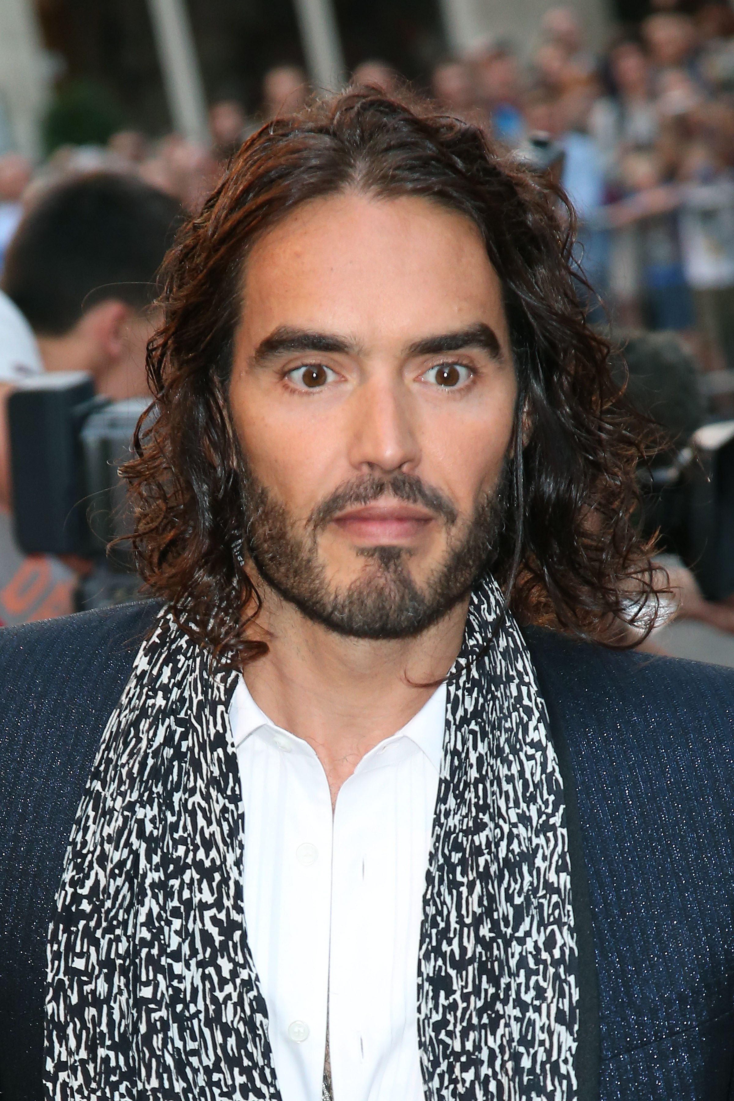 Szexuális zaklatással és nemi erőszakkal vádolják Russell Brand humoristát