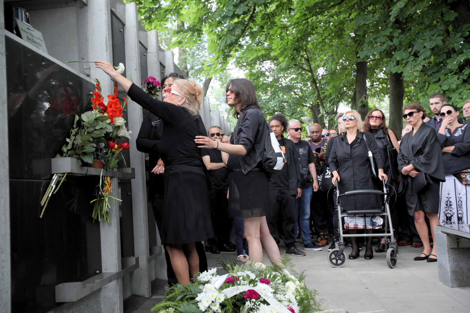 Rodzina i przyjaciele podczas uroczystości pogrzebowych muzyka Roberta Brylewskiego odbyły się, 15 czerwca 2018 roku na warszawskich Powązkach.