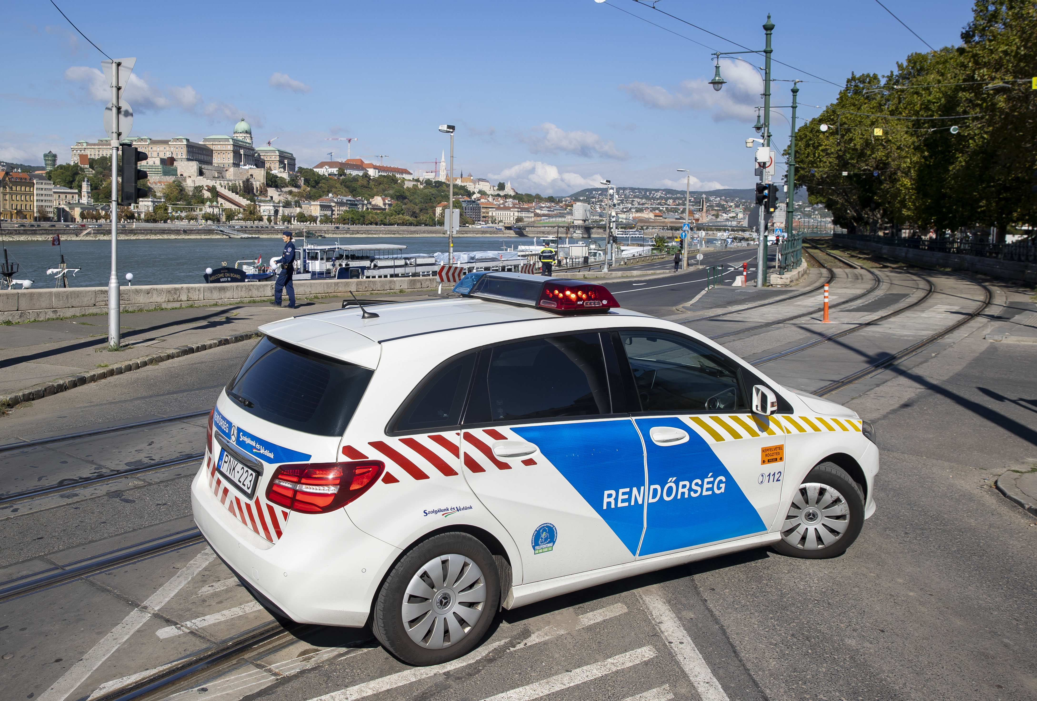 "Az egész családod meg lesz szurkálva!" - Megütött és leköpött egy kisgyereket egy 38 éves férfi Budapesten, majd a fiú apját is megkéselte