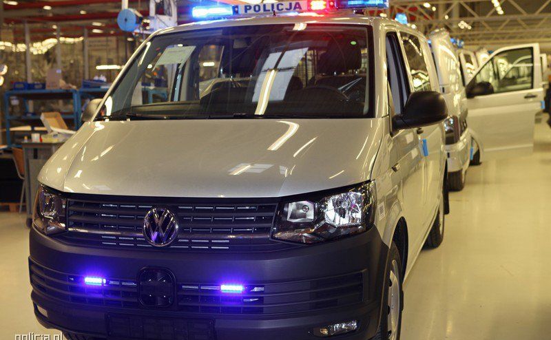 Wszystkie transportery przekazane do służby w policji są napędzane silnikiem 2.0 TSI o mocy 150 KM. W ocenie mundurowych benzynowe jednostki napędowe lepiej niż silniki Diesla sprawdzają się w samochodach patrolowych, które są bardzo często uruchamiane i pokonują niewielkie odległości, głównie w ruchu miejskim.