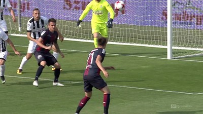 Sandecja - Pogoń (0:1): Formella kończy składną akcję gości celnym strzałem obok bezradnego Gliwy. Pogoń wychodzi na prowadzenie