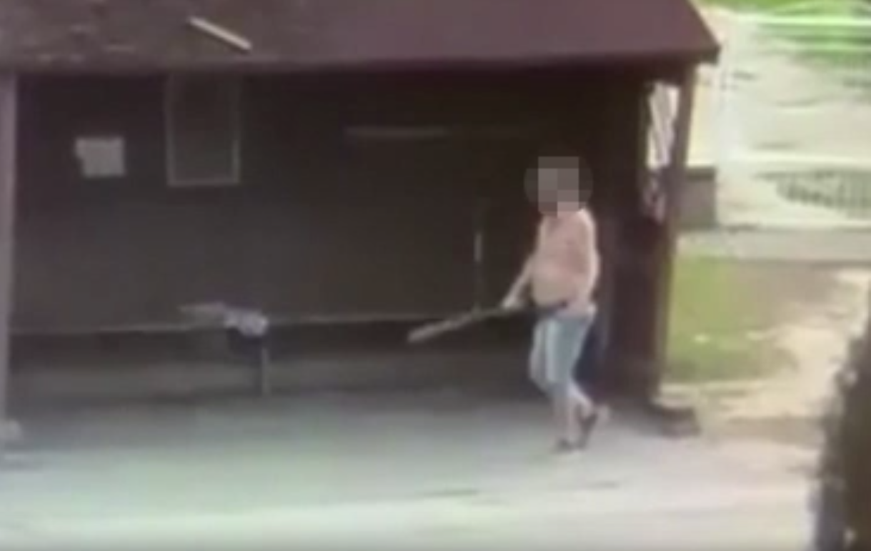 Leszámolás a buszmegállóban: egy díszléccel rendezte le a vitát a részeg férfi – videó