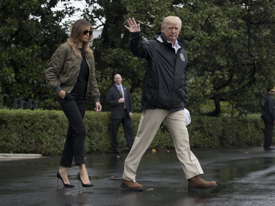 ... Na stopach Melanii zadziało się jednak coś nieprawdopodobnego! Małżonka prezydenta Trumpa założyła szpilki na niebotycznych obcasach!...