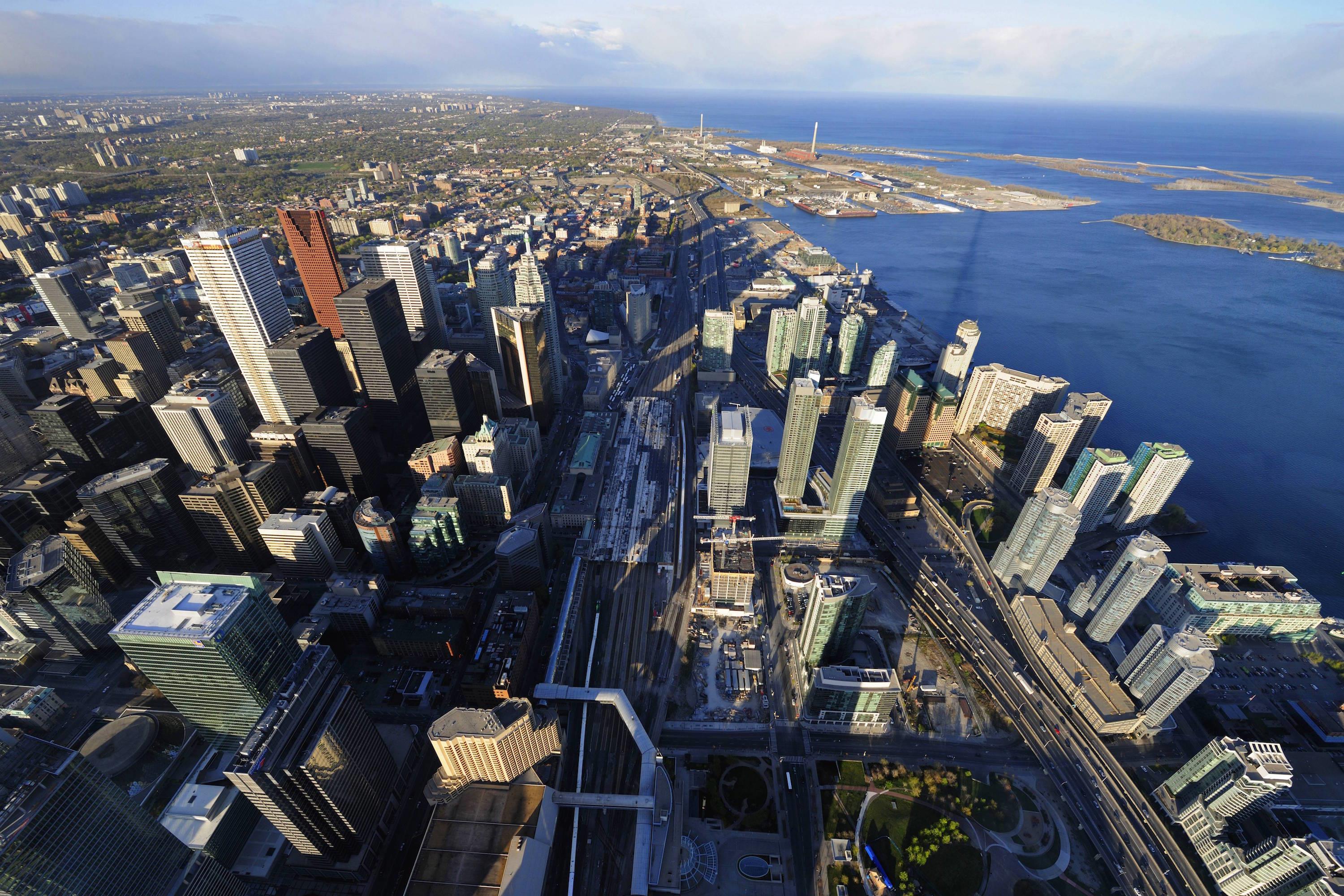 Toronto-Ansicht von oben aus dem CN-Tower mit Blick auf den Bahn