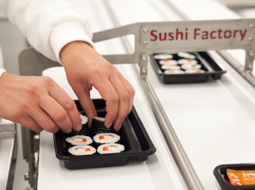 W Polsce jest kilka tysięcy restauracji sushi, jednak wspólną bolączką wszystkich jest stosunkowo wysoka cena za posiłek. Samotny klient musi wydać przynajmniej 30-40 zł, para – raczej zamknie się w kwocie trzycyfrowej. Tańszą opcją jest zrobienie sushi w zaciszu własnego domu. W internecie aż roi się od poradników dla amatorów, choć składniki – szczególnie surowa ryba, nie są zbyt łatwe do zdobycia. Trzecią alternatywą jest zakup gotowego zestawu w sklepie spożywczym - np. Sushi Factory. Boxy zawierają kilka różnych kawałków sushi, a także niezbędne dodatki, jak pałeczki, sos sojowy, imbir i wasabi. Kosztują zwykle nie więcej niż 12 złotych. Taka marketowa wersja sushi to dobre rozwiązanie dla tych, którzy nie mają budżetu na wizytę w japońskiej restauracji lub czasu na przygotowanie własnego zestawu.