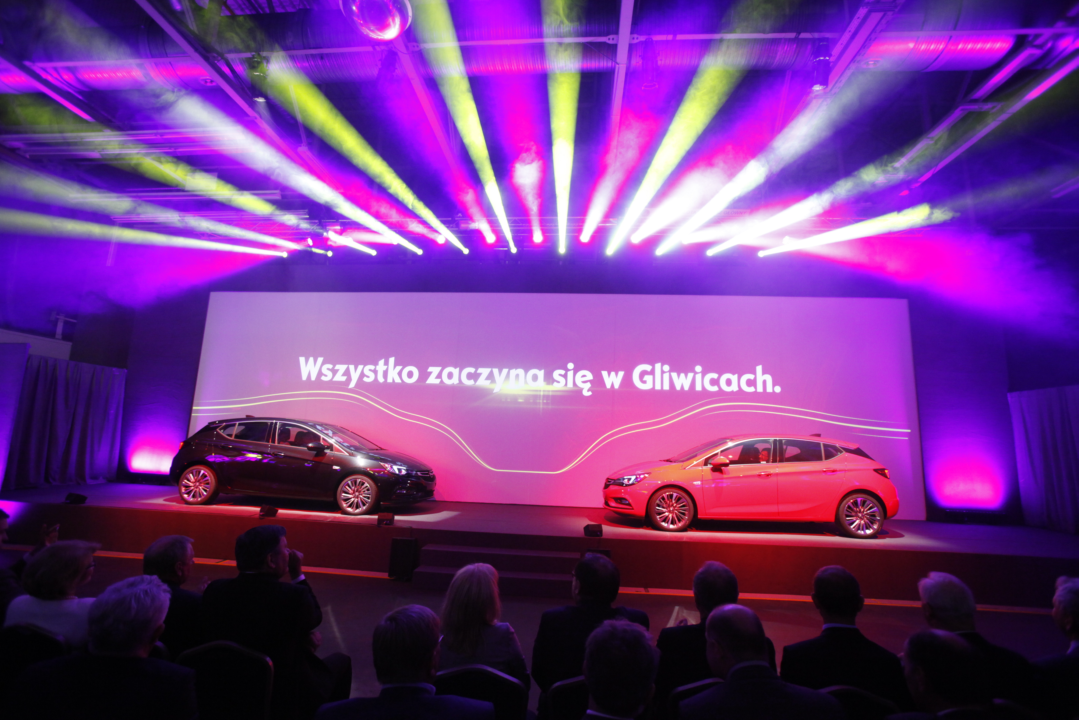 Na pokładzie pierwszej astry zamontowano też system OnStar, czyli osobistego opiekuna użytkownika samochodu - dzięki temu rozwiązaniu kierowca może liczyć na wsparcie m.in. w sytuacjach kryzysowych. W razie kolizji układ automatycznie wzywa służby ratunkowe. Na co dzień sprawdzi, czy na trasie nie ma korków, gdzie znajduje się najbliższa stacja benzynowa oraz czy restauracja, do której zmierzają pasażerowie, jest czynna.