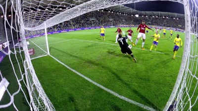 Arka - Wisła K. (2:1): Jak to nie wpadło?! Gonzalez z czterech metrów trafia w Steinborsa, po chwili... Niesamowity pech Hiszpana