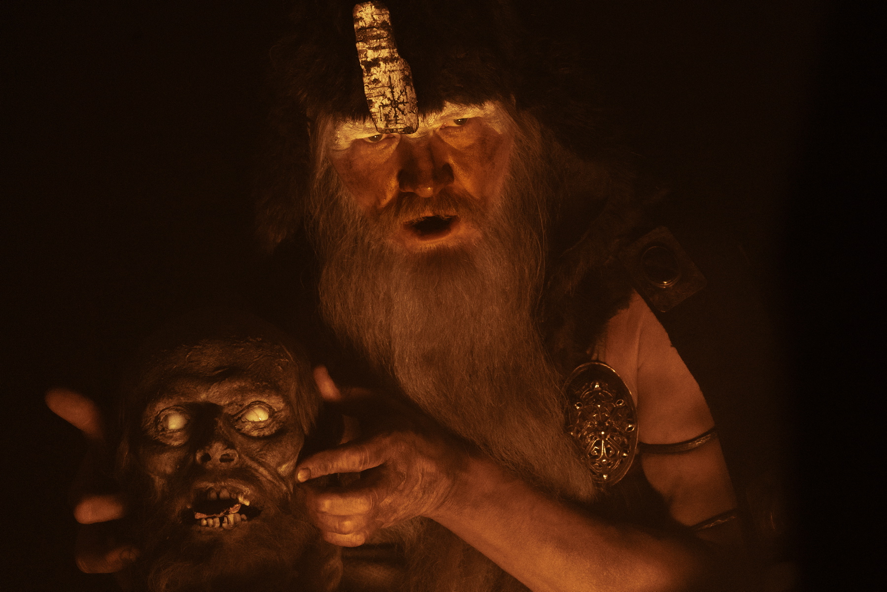 Ingvar Sigurðsson w roli Czarnoksiężnika, kadr z filmu „Wiking”