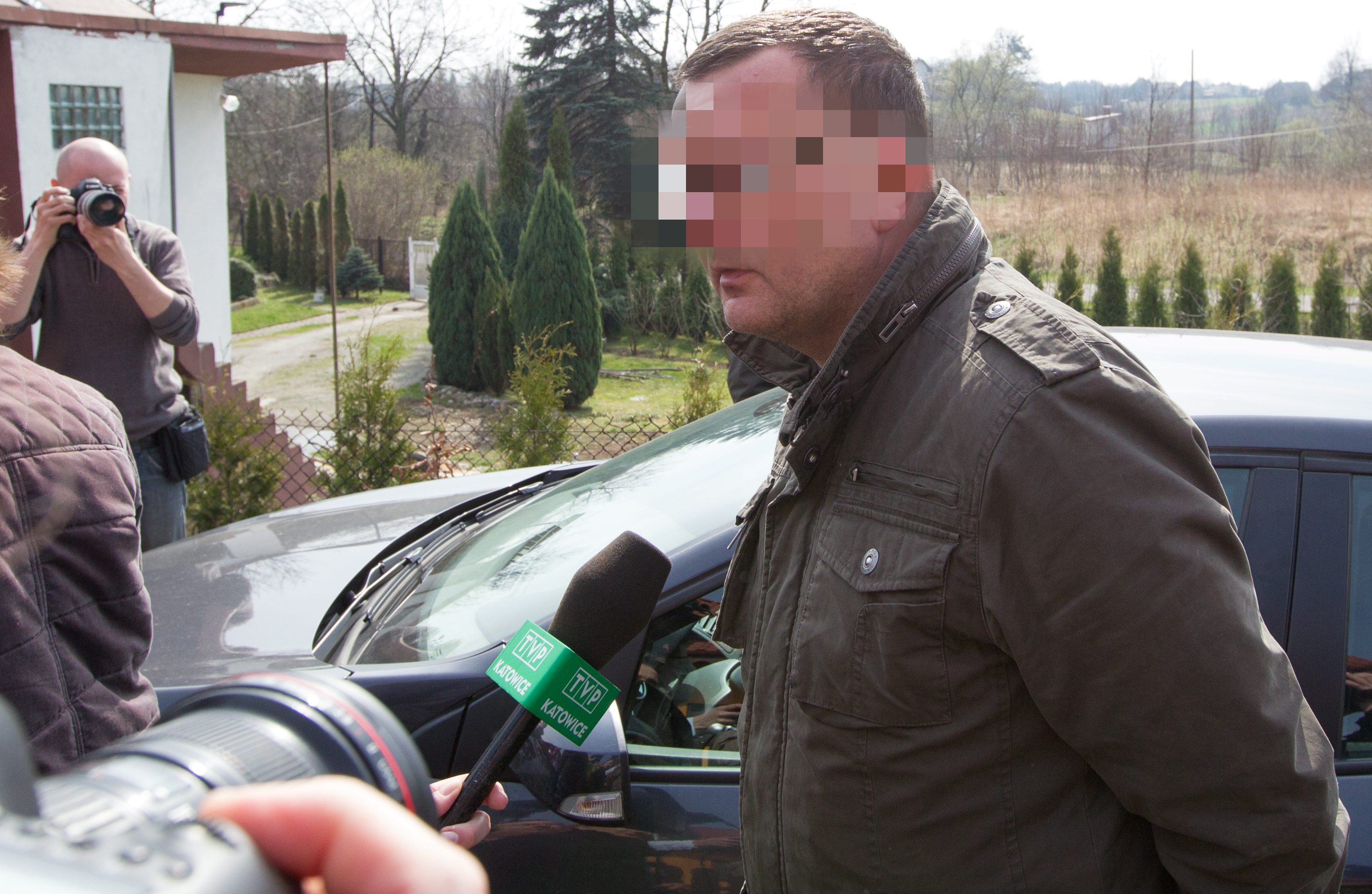 Tragedia rozegrała się na początku maja zeszłego roku w Jastrzębiu-Zdroju. W pożarze domu zginęła matka i jej czworo dzieci. Nie mieli szans na ucieczkę, pożar rozprzestrzenił się błyskawicznie. Pierwsze przypuszczenia ekspertów mówiły o zwarciu instalacji elektrycznej. Na miejscu znaleziono bowiem martwego szczura, który miał przegryźć kable. Okazało się jednak, że zwierzę zostało uśmiercone przed pożarem.