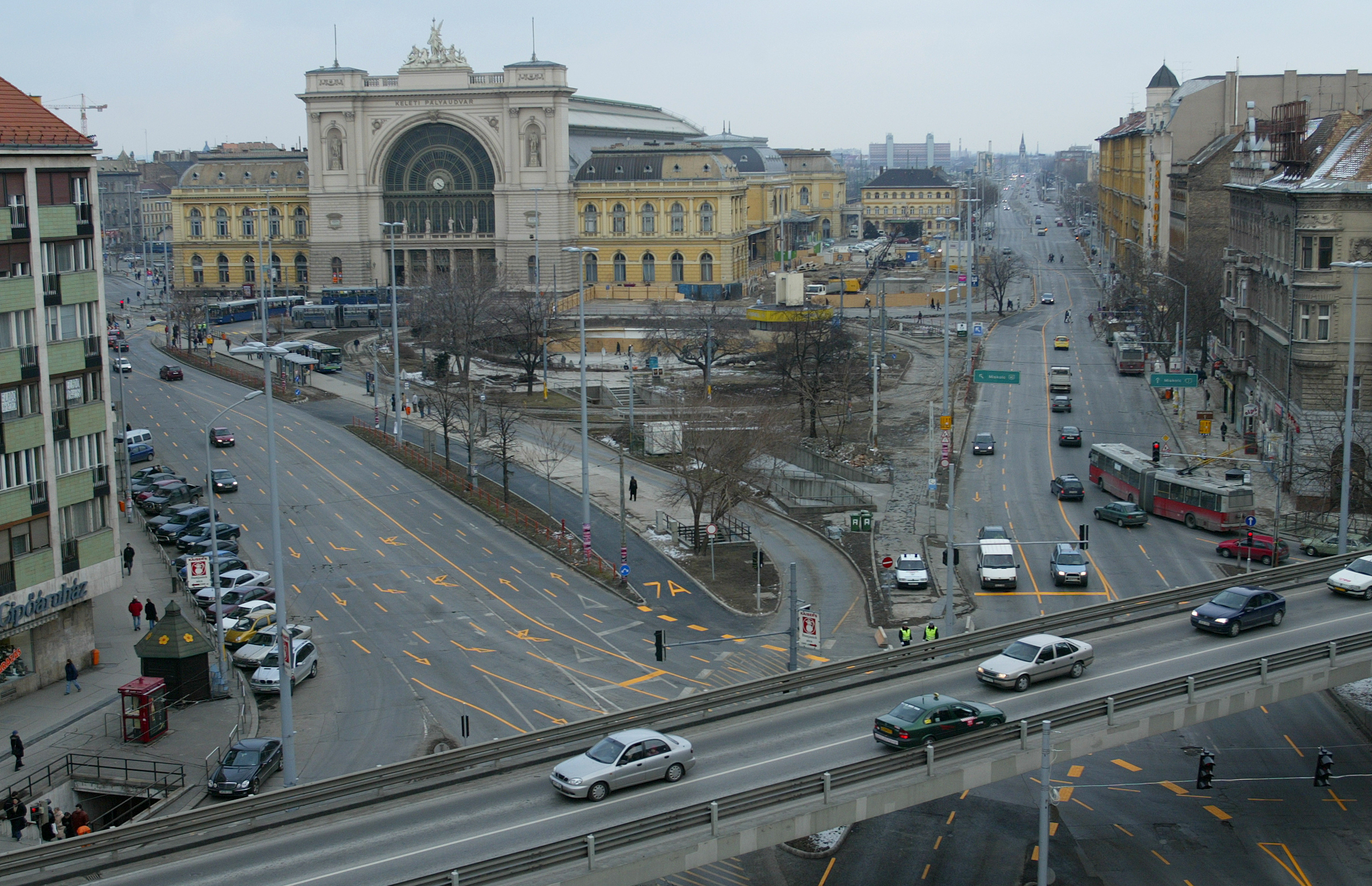 Füst szállt fel a metróból: a Keleti pályaudvarhoz riasztották a tűzoltókat