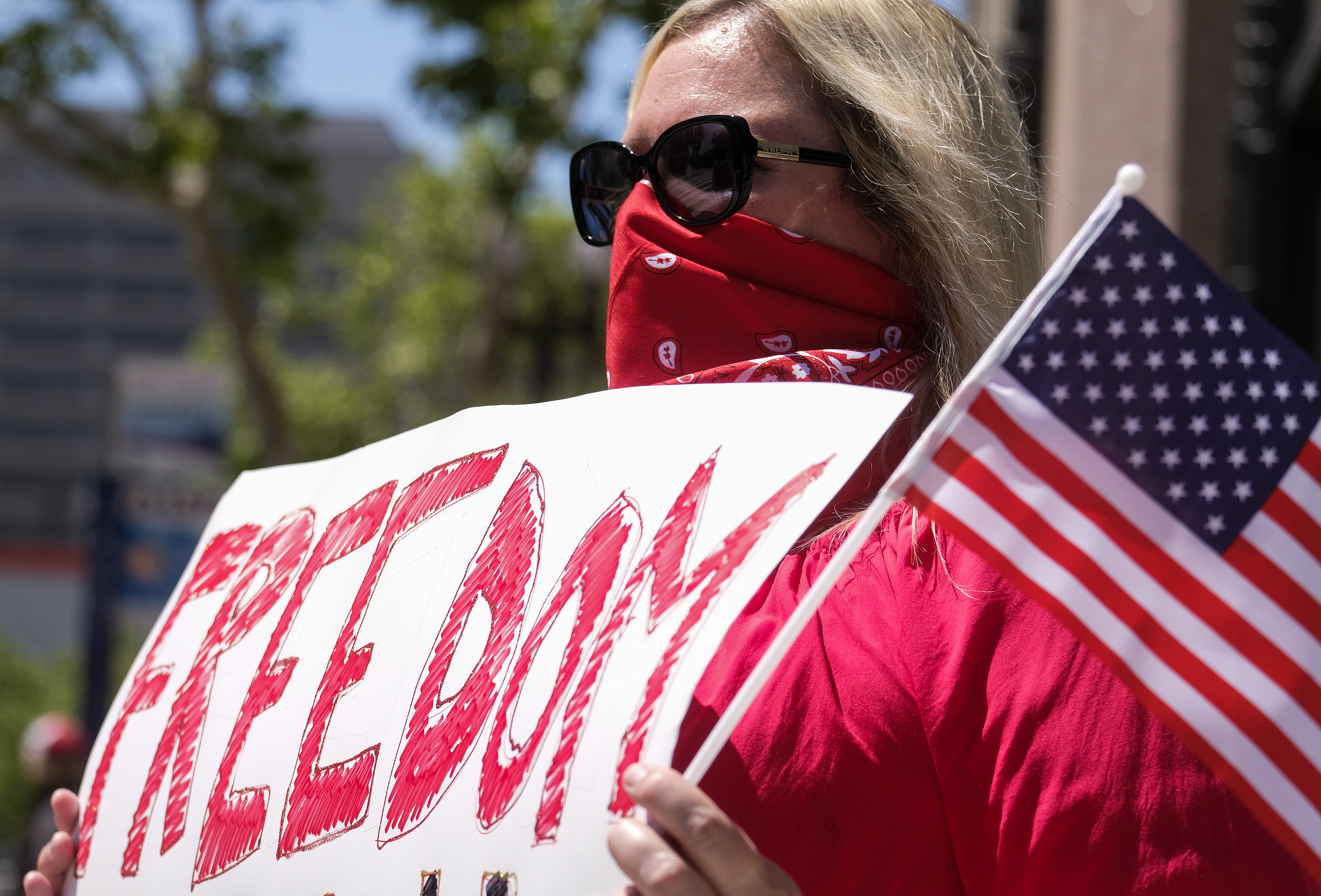 Korlátozó óvintézkedések ellen tüntetett egy amerikai nő, elkapta a  koronavírust - Blikk