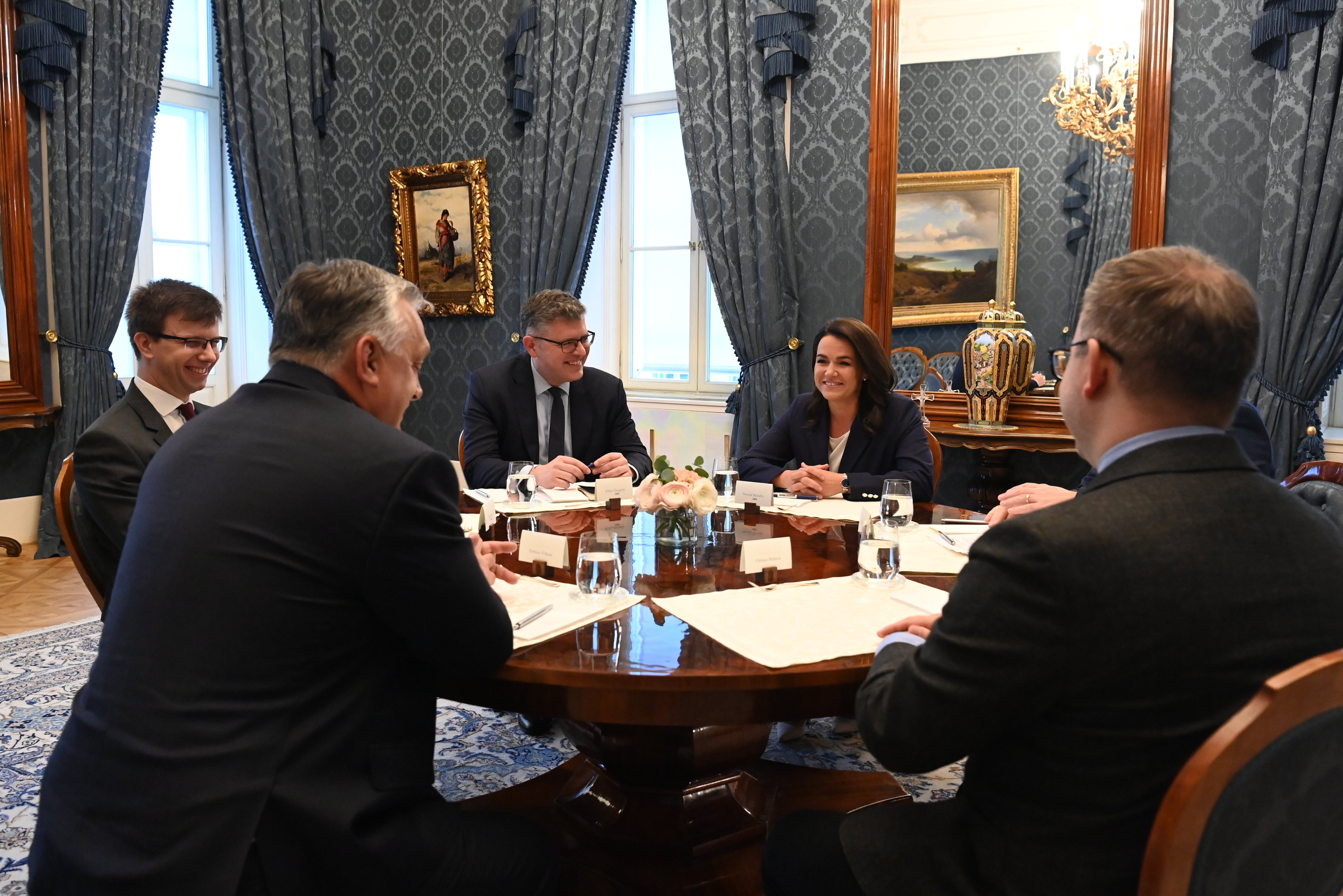Megadták a módját: Novák Katalin a Sándor-palotában fogadta Orbán Viktort