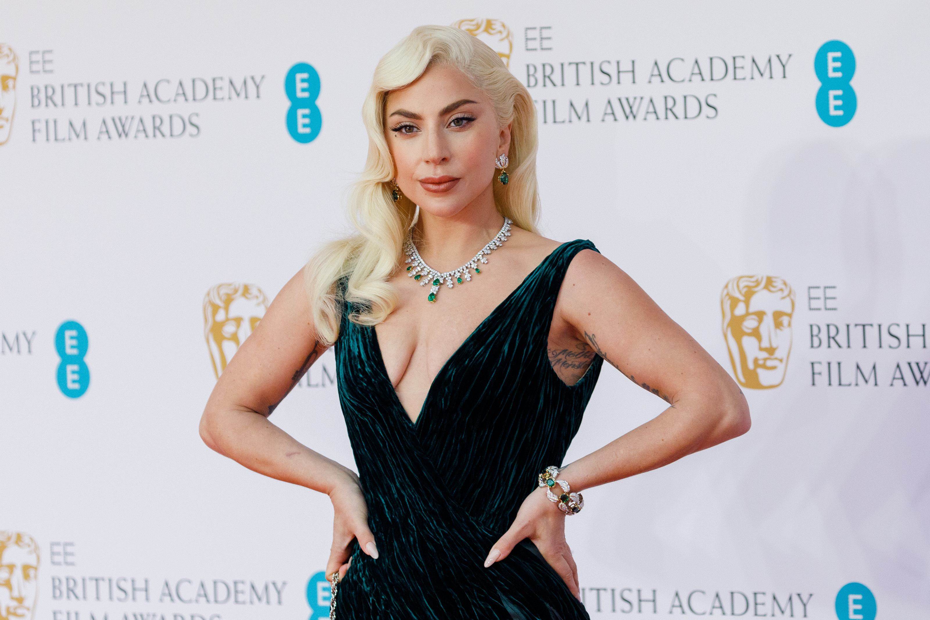 Lady Gaga két lélegzetelállító ruhát is mutatott magán a hétvégi  díjátadókon - Glamour