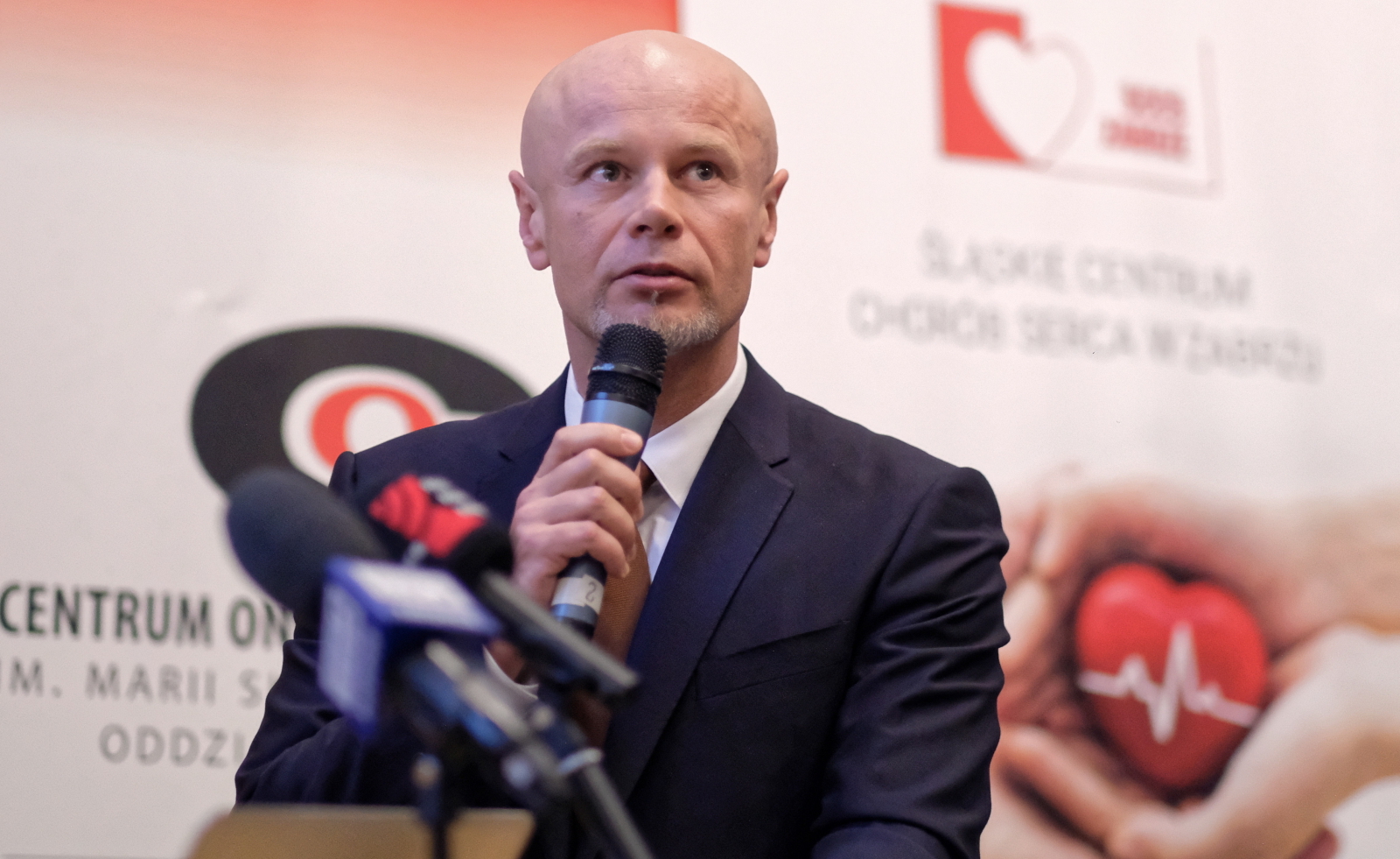 PROFESOR ADAM MACIEJEWSKI, KTÓRY PRZEPROWADZIŁ PRZESZCZEP U TYMKA