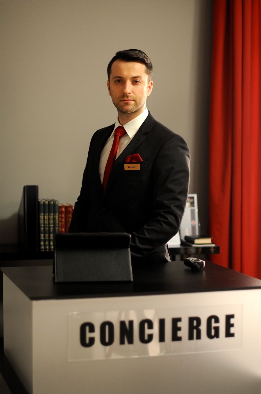 Czy zostanie nowym menadżerem Hotelu 52? U boku przystojnego konsjerża znajdą się aż dwie piękne kobiety!